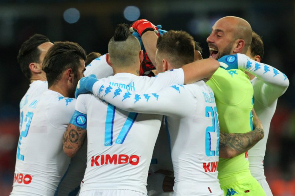 El Napoli ganó con un gol del italiano Lorenzo Tonelli al minuto 95. / AFP