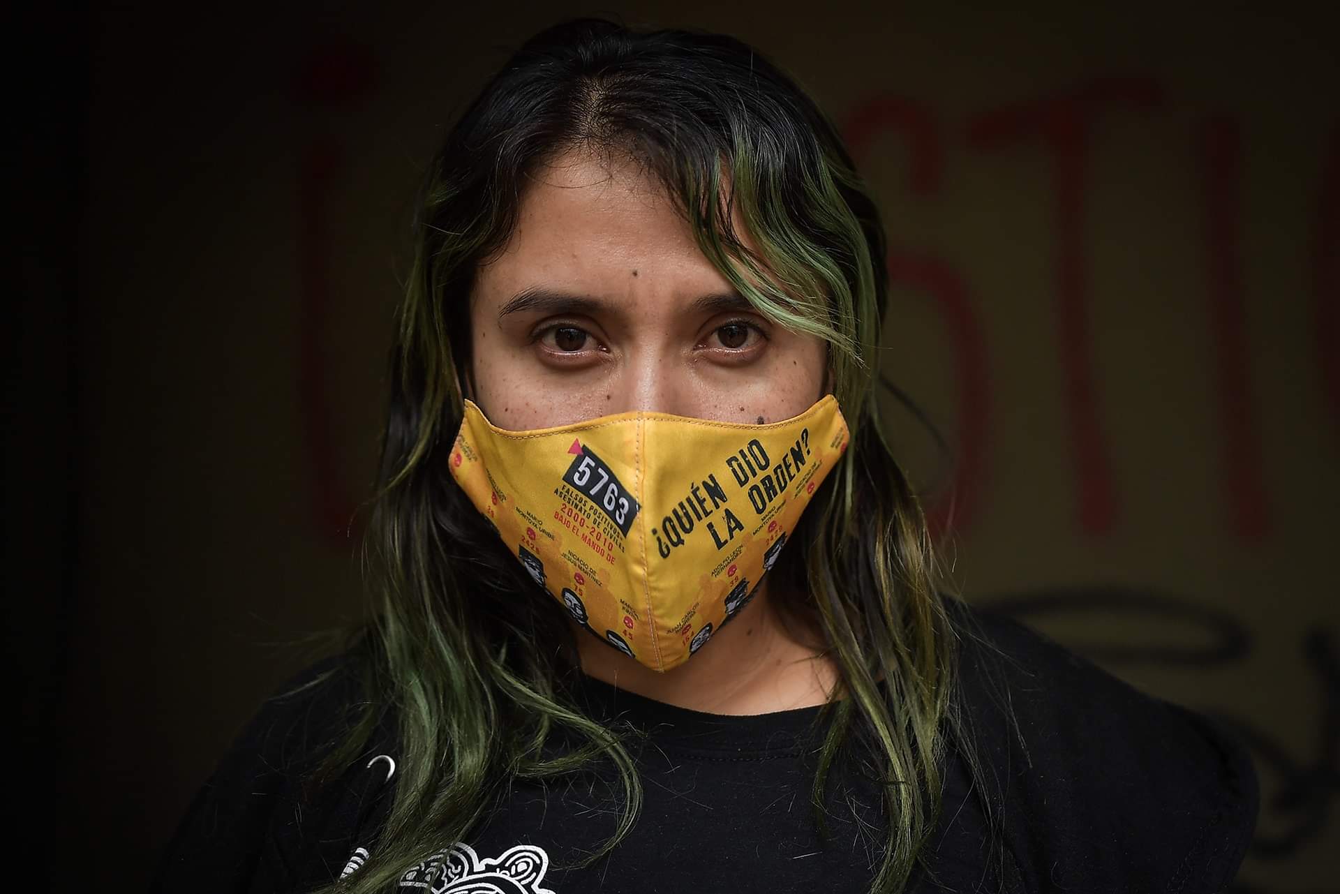 Mujer usando un tapabocas.