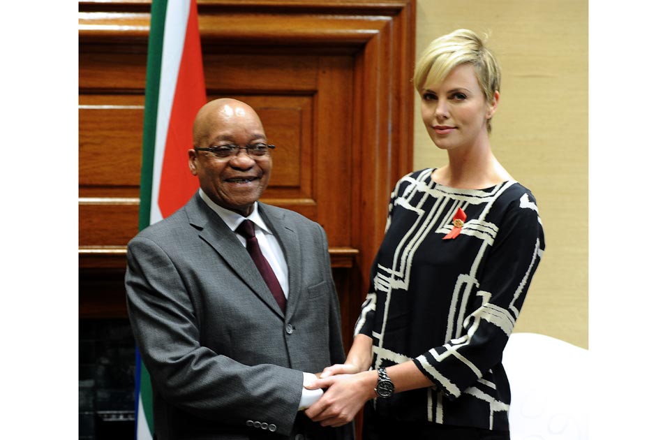 Charlize Theron anima a los jóvenes sudafricanos a luchar contra el sida