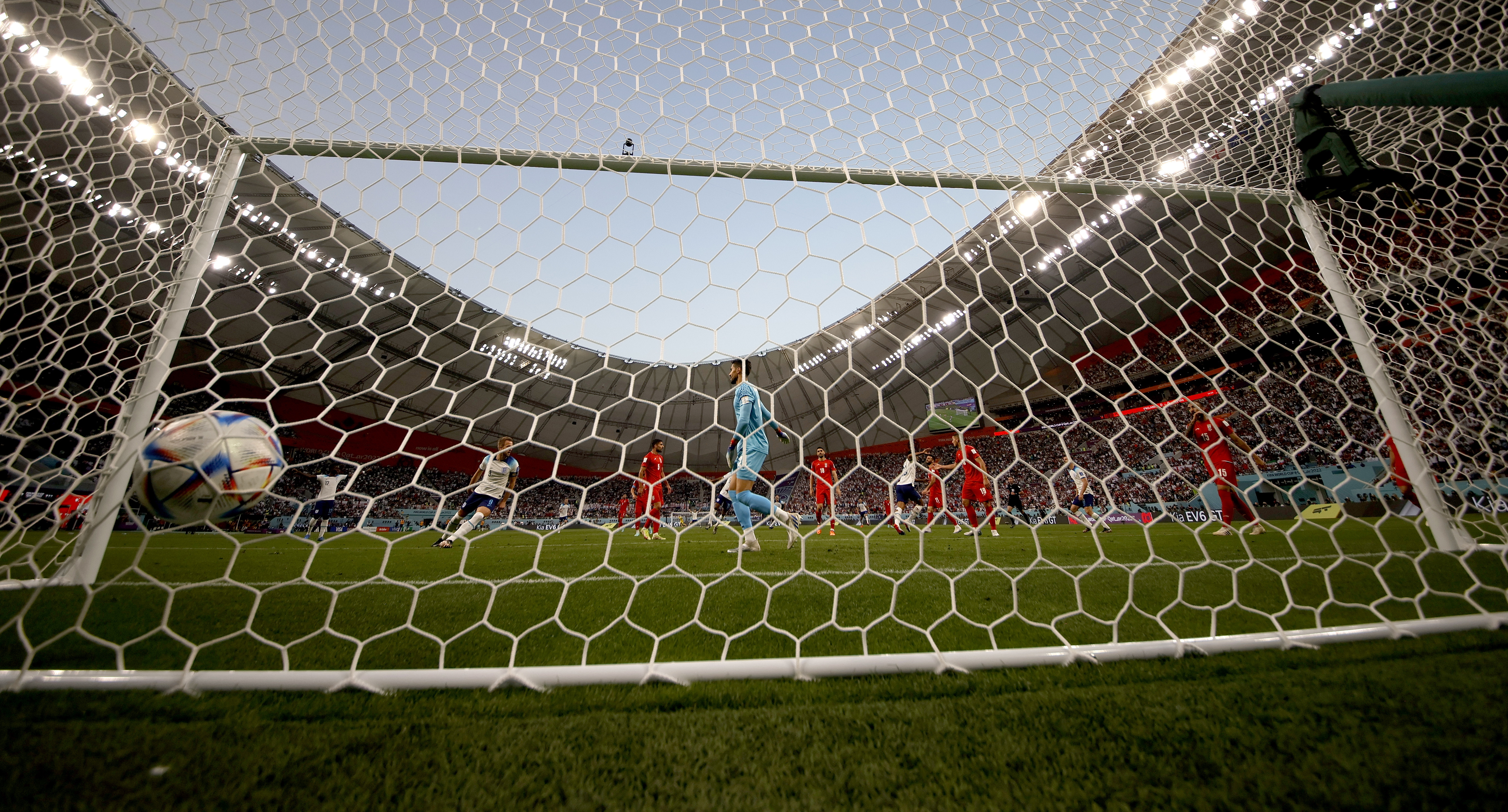 Doha (Qatar), 21/11/2022.- Goalkeeper Hossein Hosseini of Iran is beaten as England score the opening goal during the FIFA World Cup 2022 group B soccer match between England and Iran at Khalifa International Stadium in Doha, Qatar, 21 November 2022. (Mundial de Fútbol, Catar) EFE/EPA/Ronald Wittek