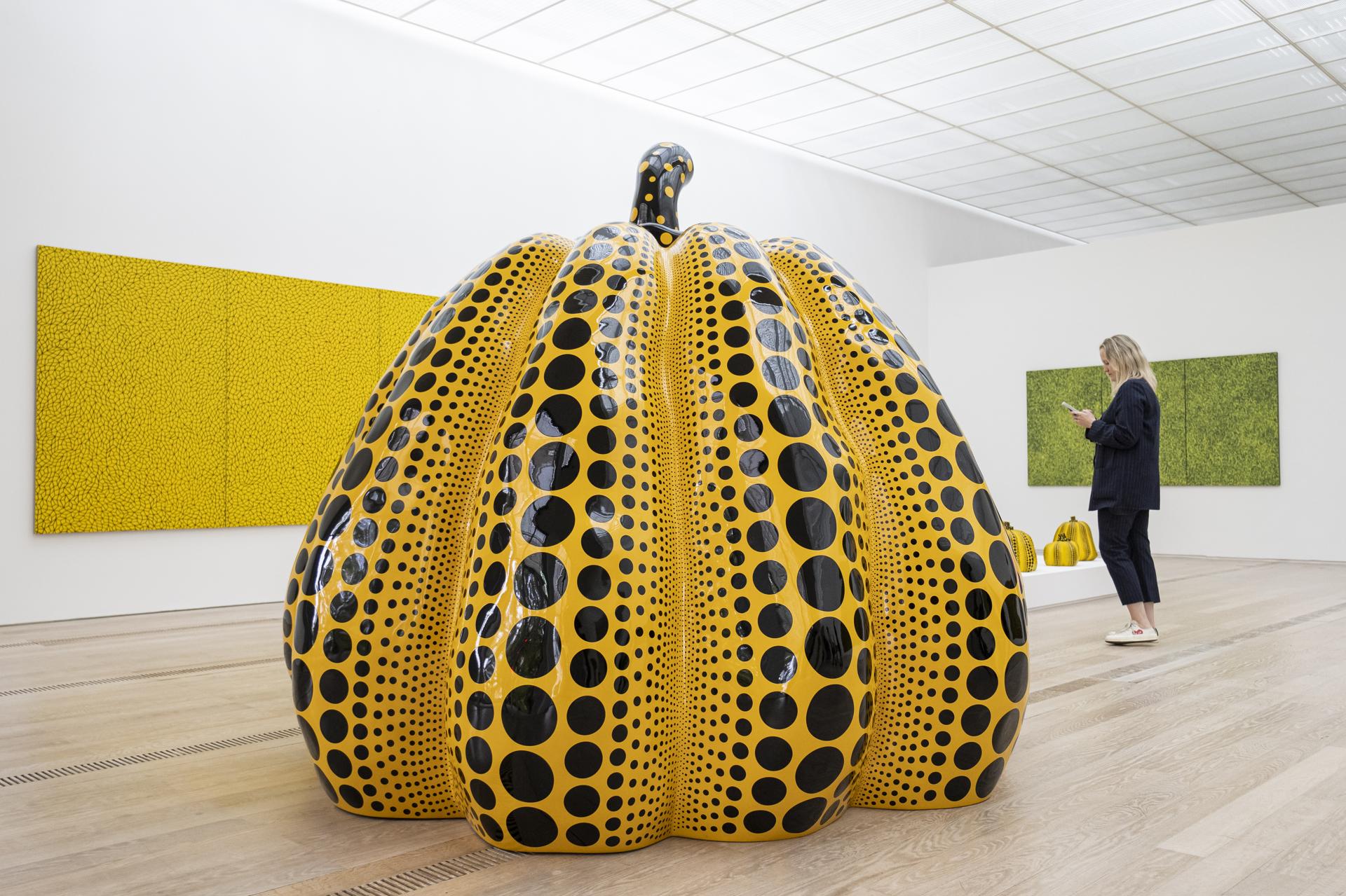 Riehen (Switzerland), 10/10/2025.- The artwork 'Pumpkin' of Japanese artist Yayoi Kusama is on display at the Fondation Beyeler in Riehen, Switzerland, 10 October 2025. The exhibition runs from 12 October 2025 to 25 January 2026. (Suiza) EFE/EPA/ANDREAS BECKER