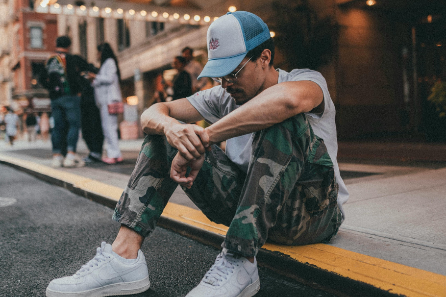 Pantalones cargo: así deberías vestirlos como un experto de moda recomienda