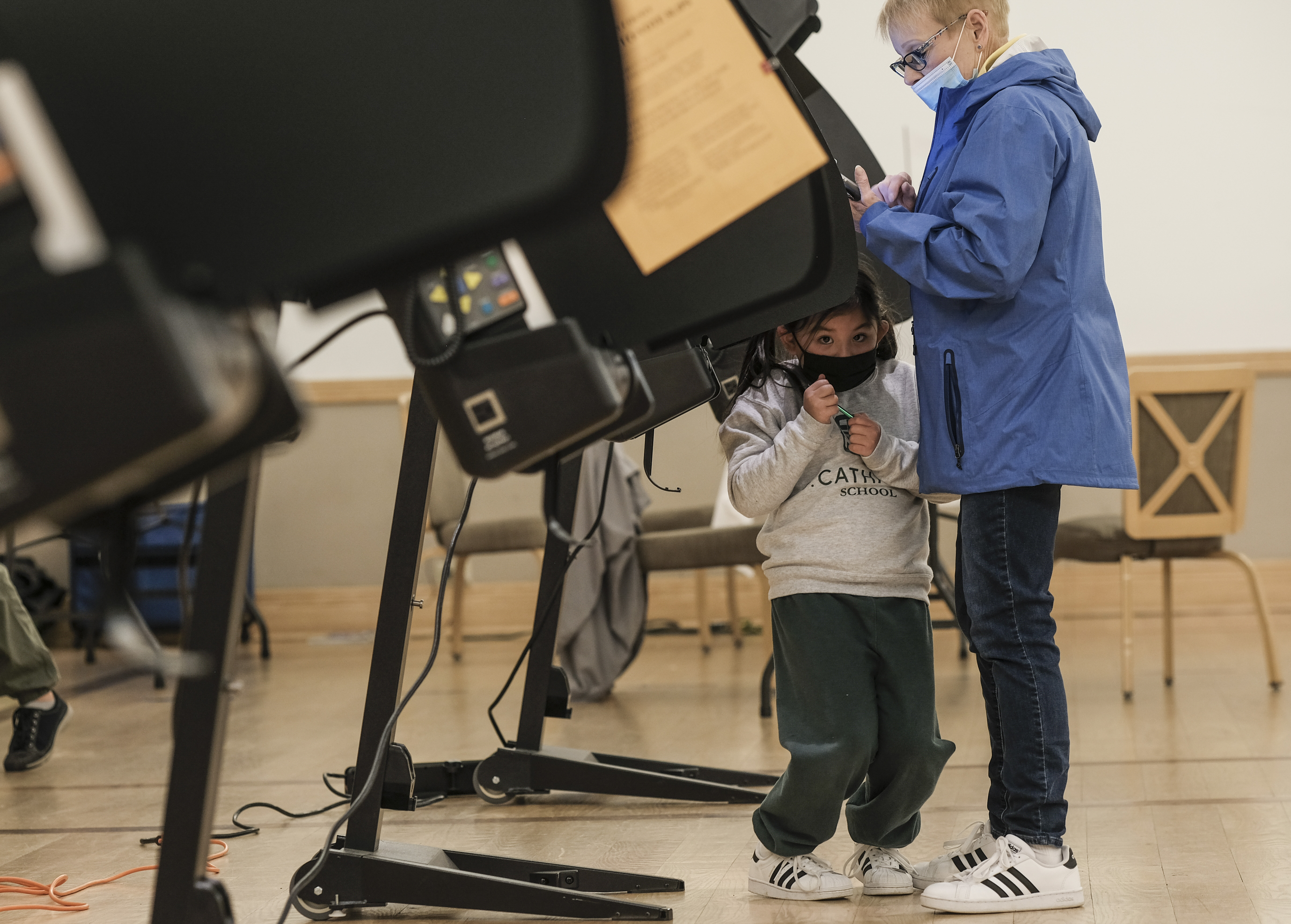 COLUMBUS, OH - NOVEMBER 03: Voters cast their ballots on Election Day at a polling station at the Congregation Aguda Achim in Bexley on November 3, 2020 in Columbus, Ohio. After a record-breaking early voting turnout, Americans head to the polls on the last day to cast their vote for incumbent U.S. President Donald Trump or Democratic nominee Joe Biden in the 2020 presidential election.   Matthew Hatcher/Getty Images/AFP