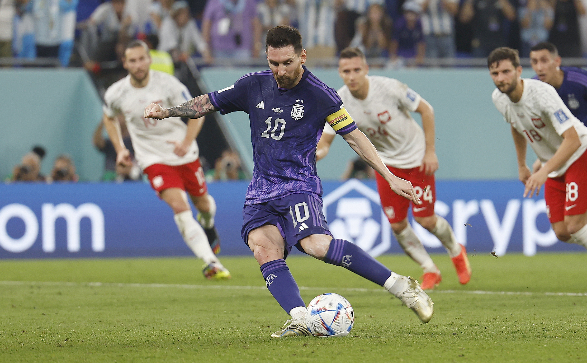 GR3009. DOHA (CATAR), 30/11/2022.- Lionel Messi de Argentina patea un balón hoy, en un partido de la fase de grupos del Mundial de Fútbol Qatar 2022 entre Polonia y Argentina en el Estadio 974 en Doha (Catar). EFE/Juan Ignacio Roncoroni