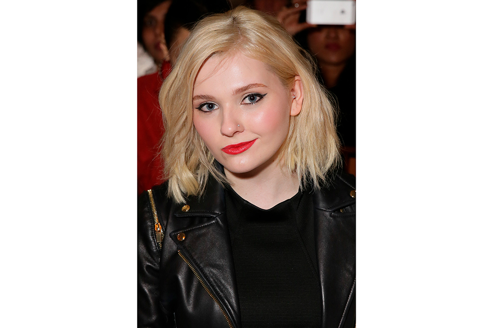 Actriz Abigail Breslin revela que su novio fue su agresor