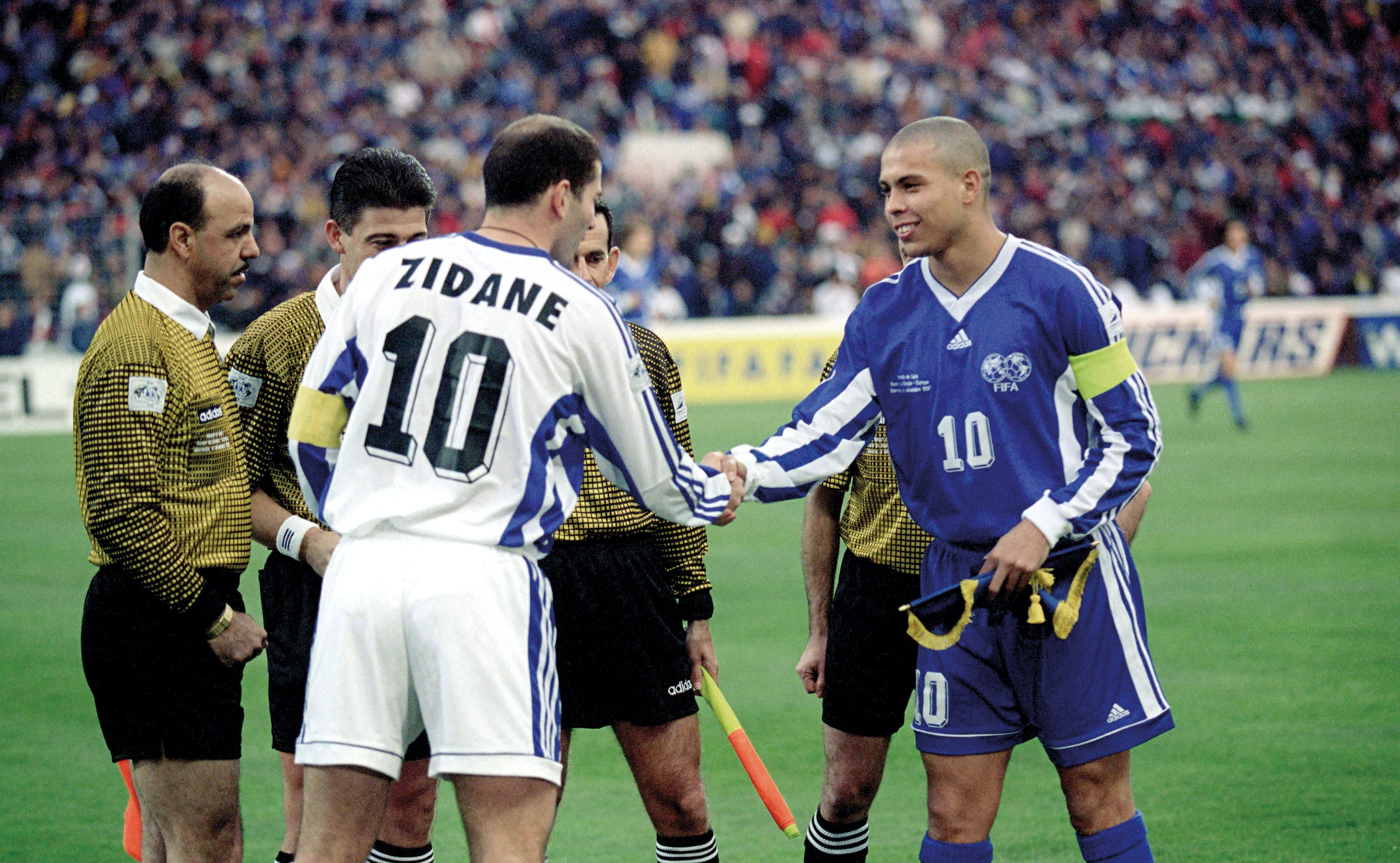 Zidane y Ronaldo, capitanes de Europa y Resto del Mundo en un partido de exhibición de la Fifa en 1997.