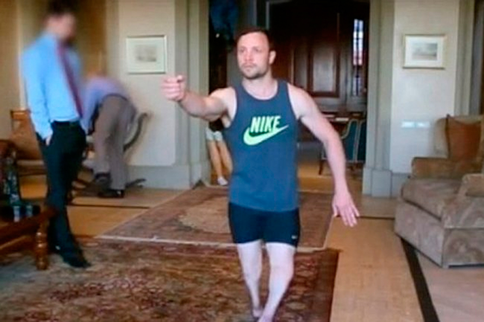 Imágenes de cómo Pistorius reconstruyó el crimen de su novia