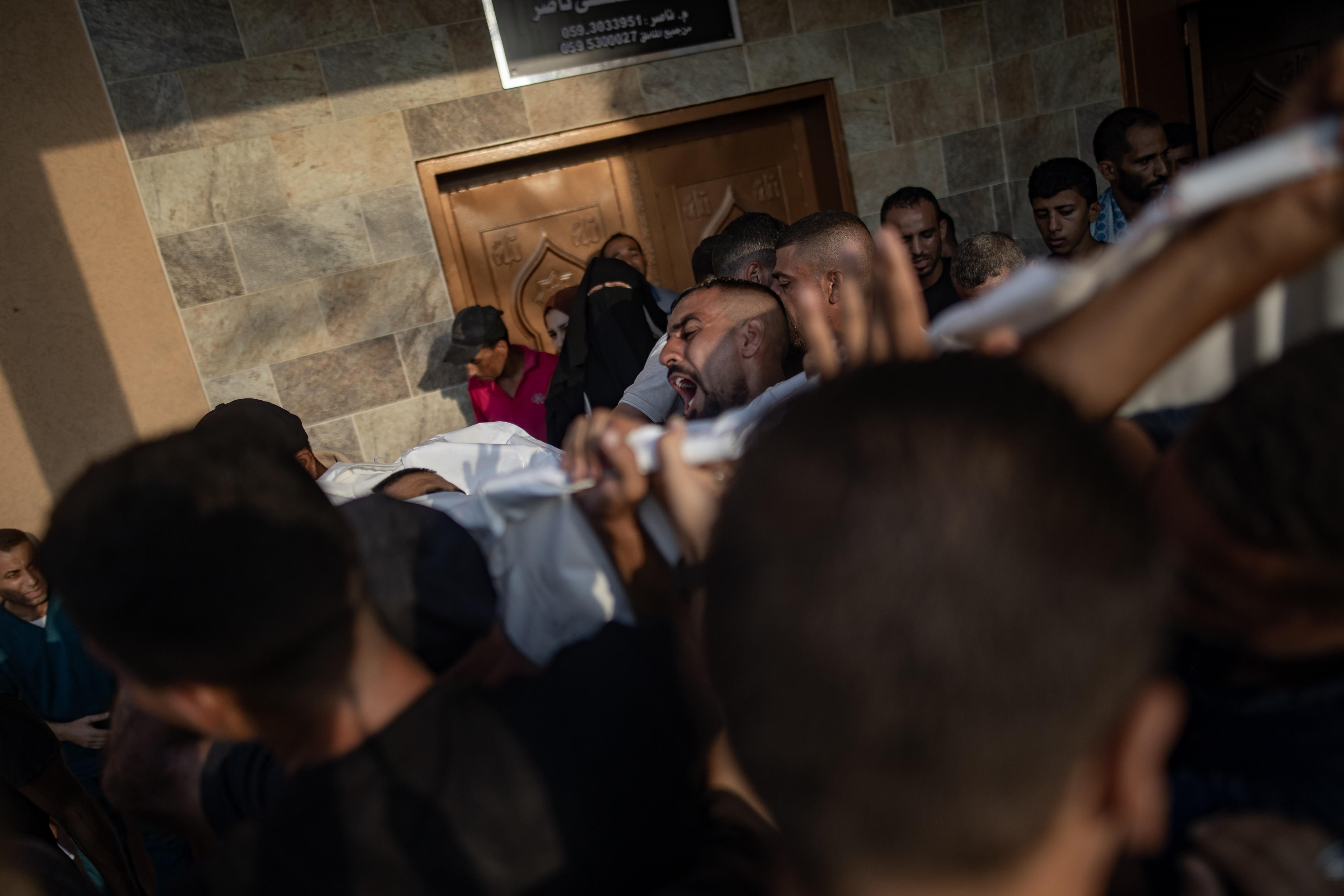 Los bombardeos de Israel en el sur de la Franja de Gaza dejan decenas de muertos