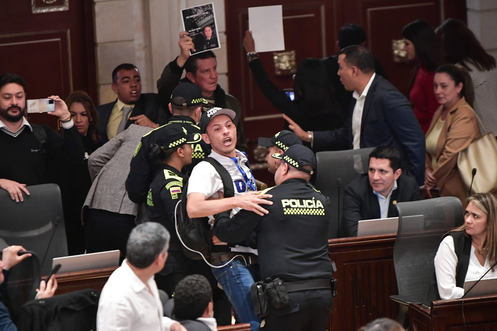 (En imágenes) El atropellado debate al canciller Álvaro Leyva en el Congreso