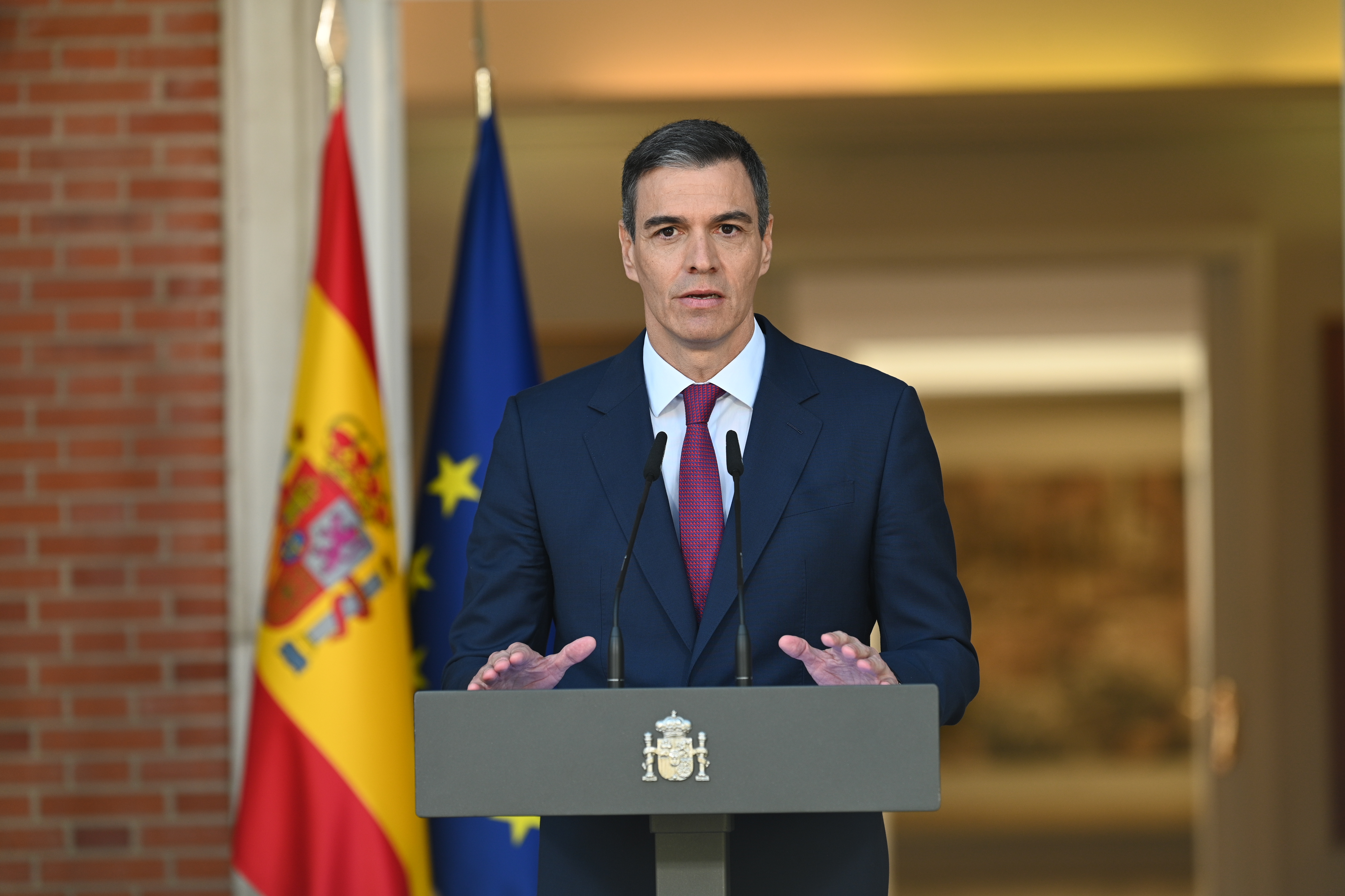 -FOTODELDIA- MADRID, 29/04/2024.- El presidente del Gobierno, Pedro Sánchez, durante su comparecencia institucional en La Moncloa, en la que ha comunicado este lunes que ha decidido seguir al frente del Ejecutivo "con más fuerza si cabe" tras el periodo de reflexión que se ha tomado en los últimos días ante lo que considera una campaña de acoso y derribo contra él y contra su esposa. EFE/Moncloa/Borja Puig de la Bellacasa -SOLO USO EDITORIAL/SOLO DISPONIBLE PARA ILUSTRAR LA NOTICIA QUE ACOMPAÑA (CRÉDITO OBLIGATORIO)-