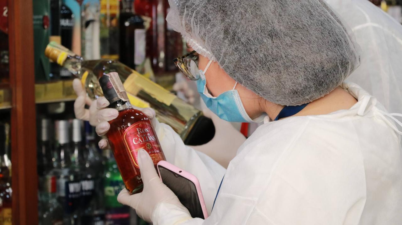 ¡Ojo! Sec. de Salud advierte sobre venta de comida vencida y licor adulterado en Navidad