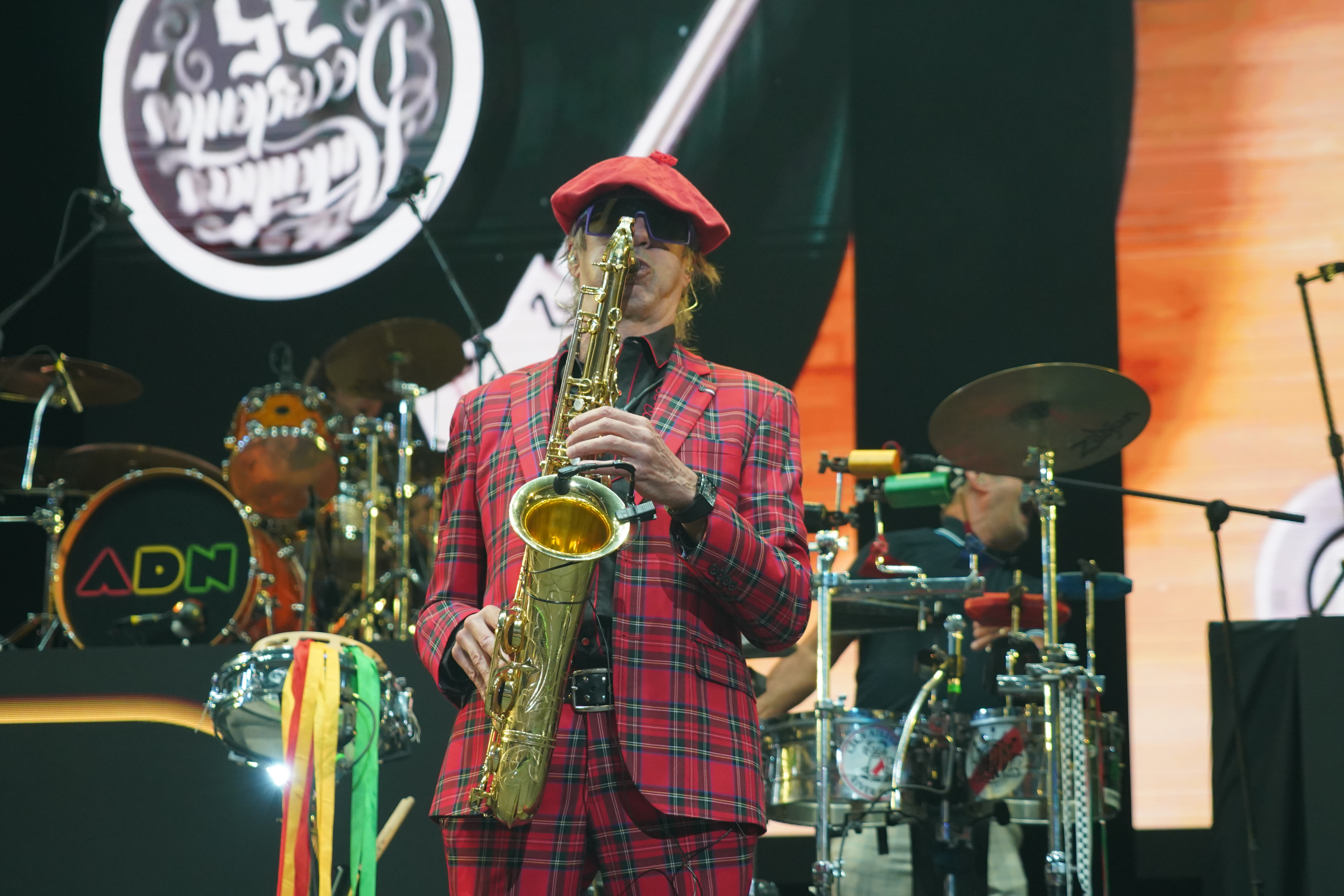 Supieron intercalar sus clásicos con su trilogía ADN, su último trabajo con el que le rinden un homenaje a algunas de las bandas que los influenciaron. 

En la foto: Pablo Rodríguez