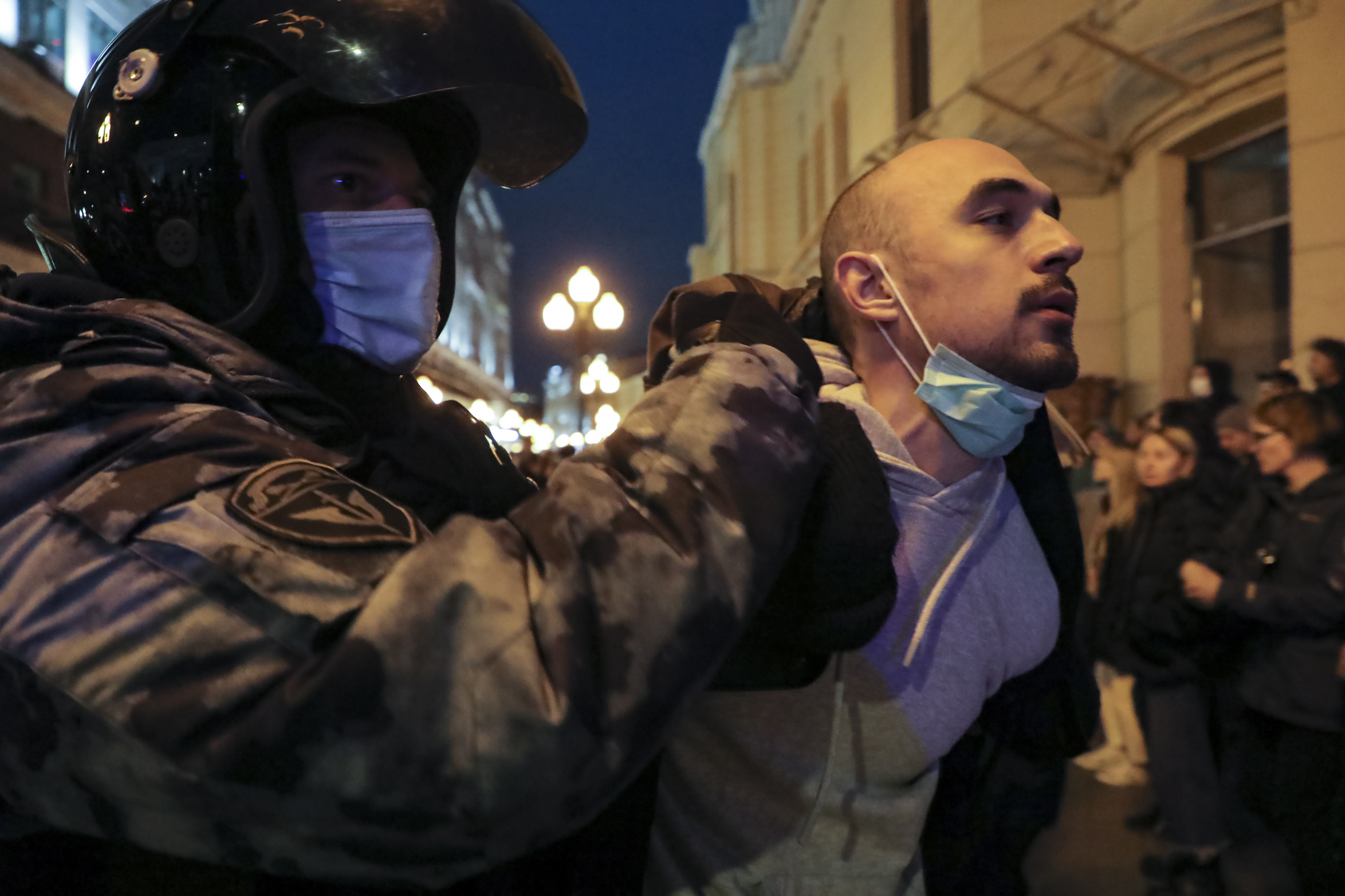 Alexei Zavarki, de 60 años, lamentó la respuesta policial a las concentraciones. “He venido a participar, pero parece que ya se han llevado a todo el mundo”, dijo.