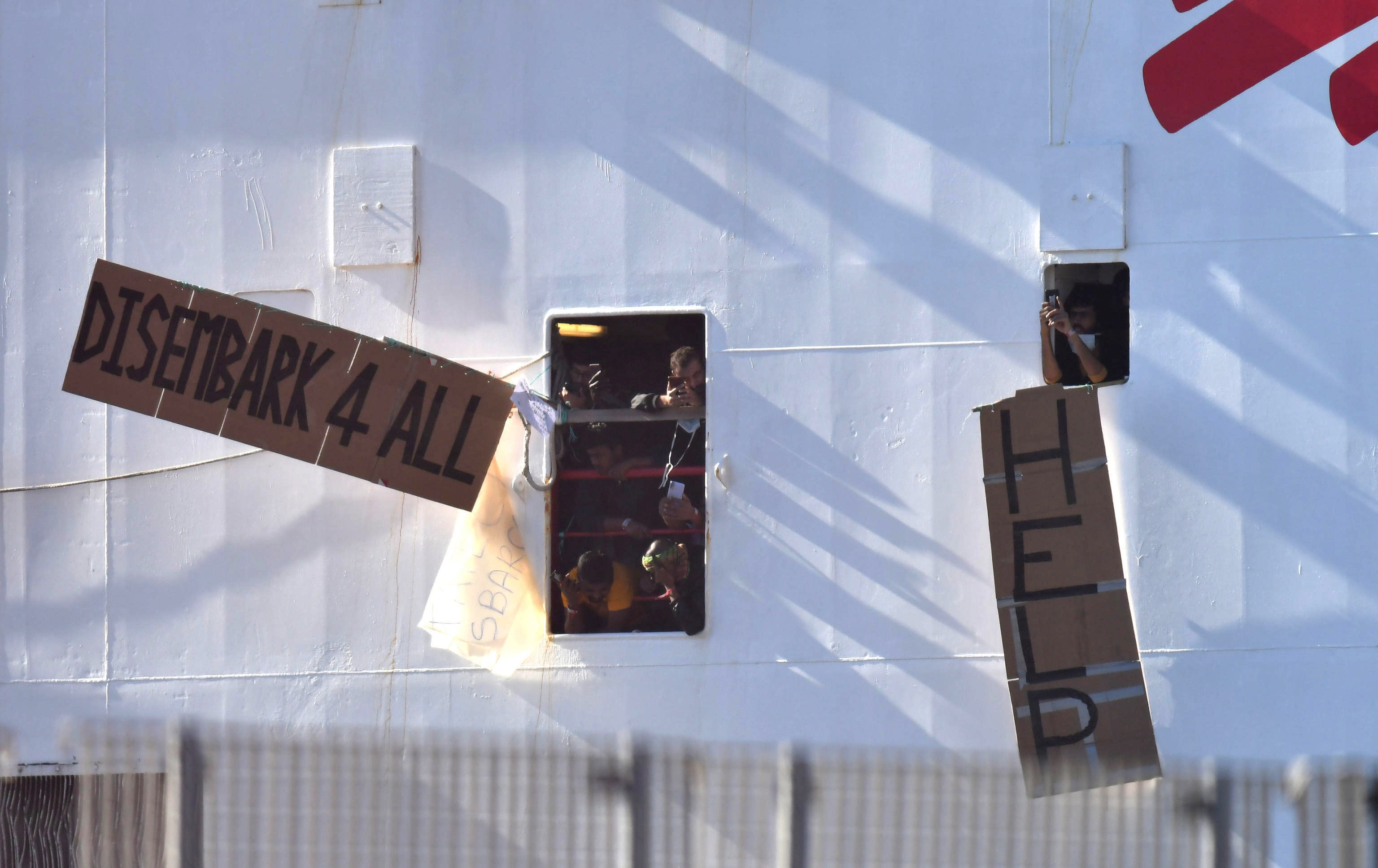 Cientos de migrantes en barcos de unas ONG están bloqueados frente a Italia