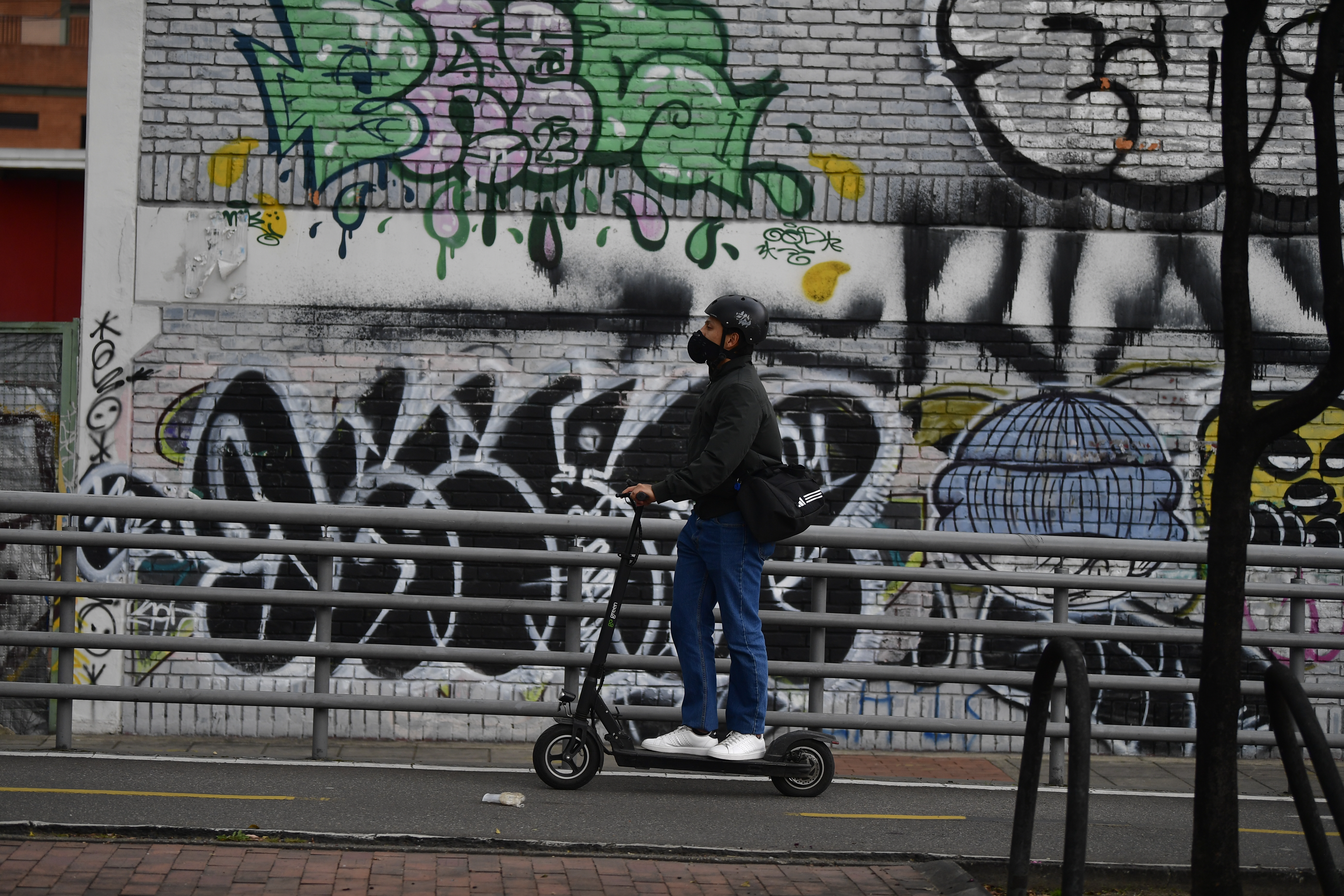 O también conocidas como patinetas eléctricas que circulan por las calles de Bogotá