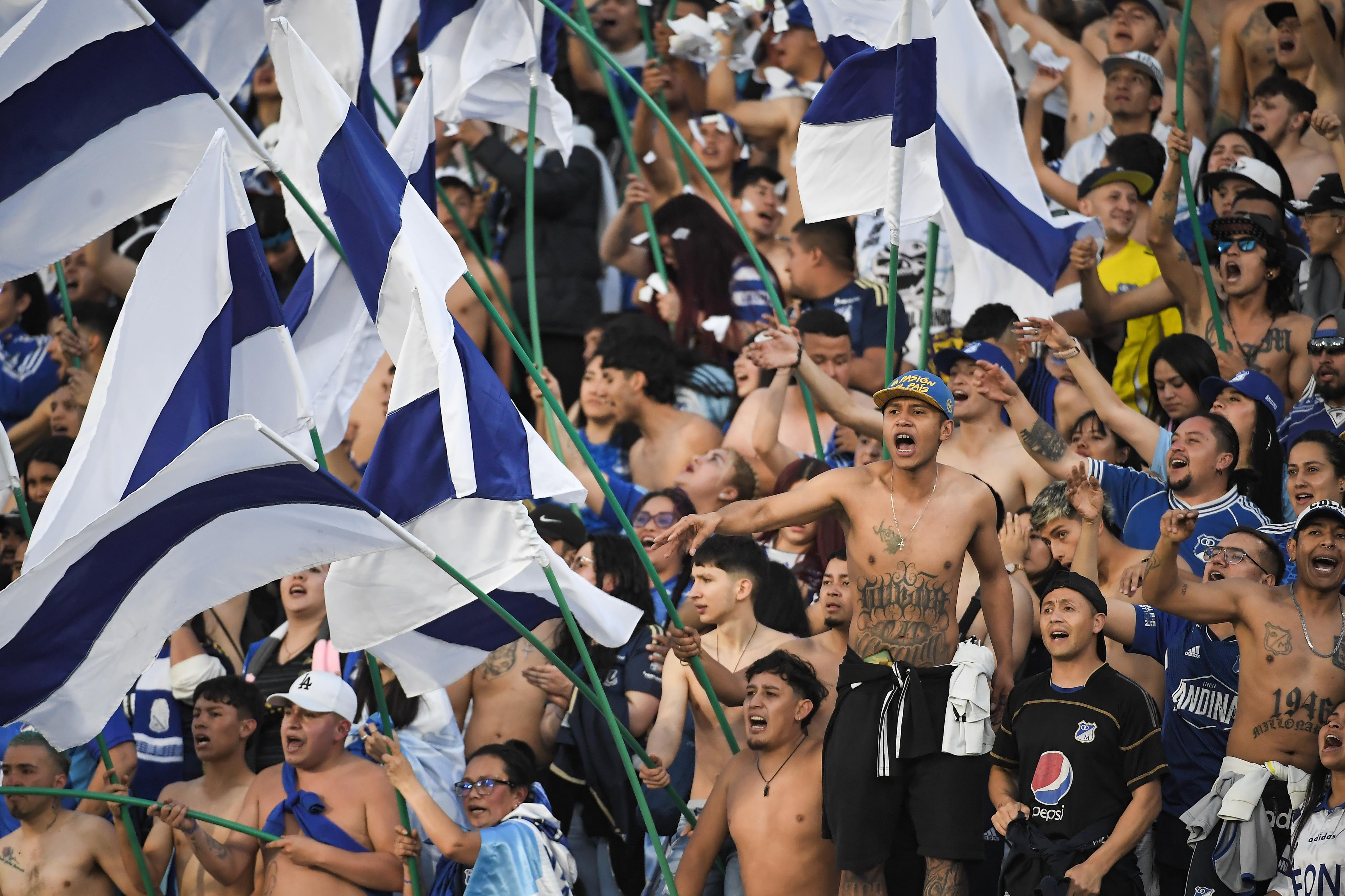 Hinchas de Millonarios presentes en el duelo entre el cuadro embajador y Nacional, correspondiente a la fecha 13 de la Liga BetPlay Dimayor 2025.