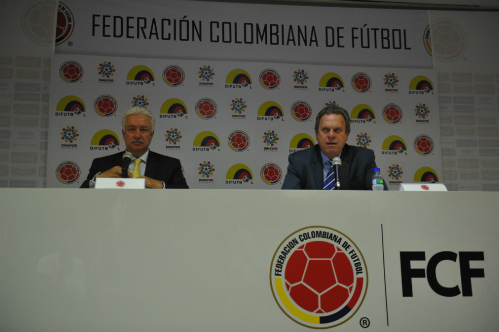 Jorge Perdomo, presidente de la Dimayor, y Ramón Jesurún, presidente de Colfútbol, este martes, en la rueda de prensa tras las asambleas ordinarias. / Gustavo Torrijos - El Espectador
