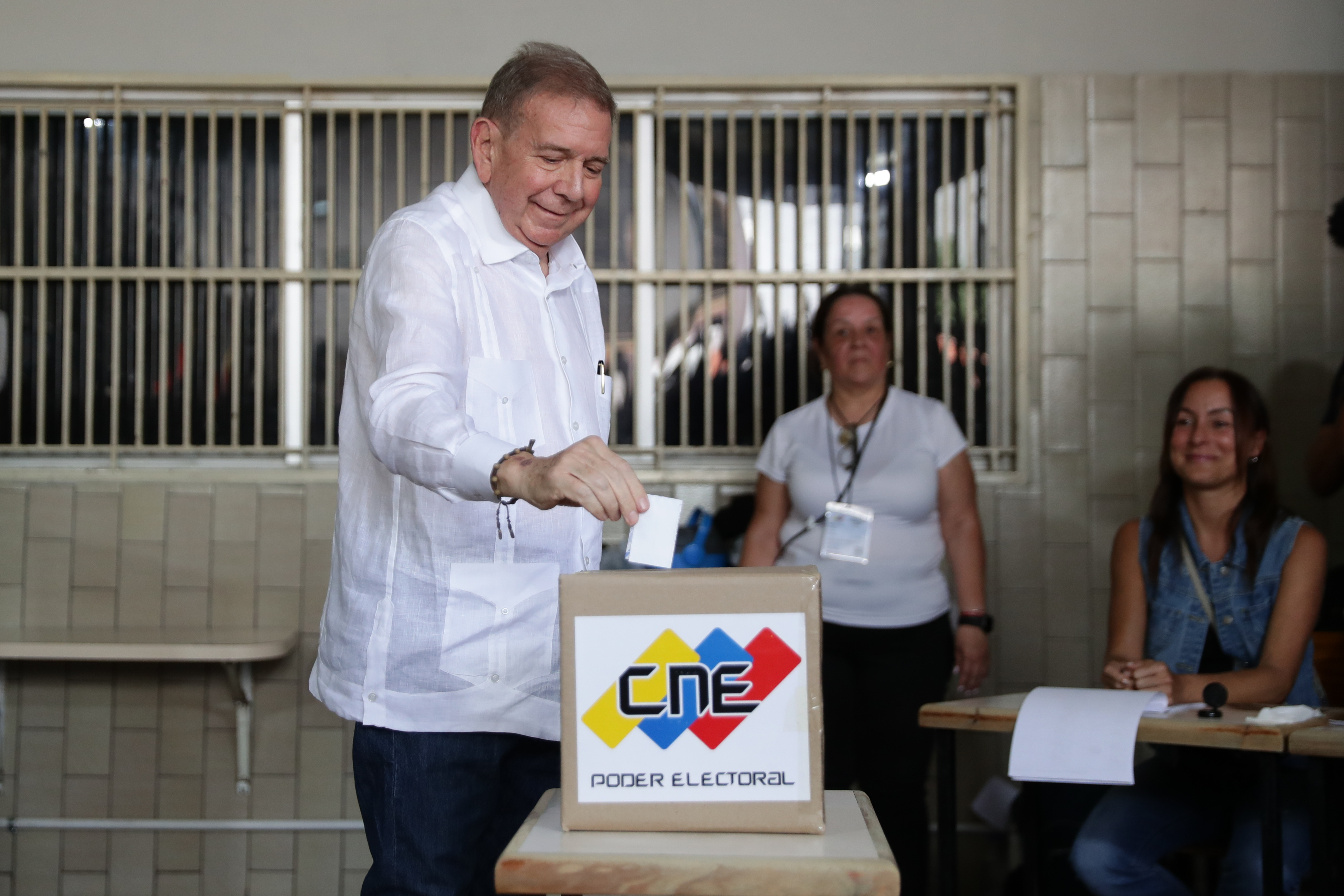 AME5570. CARACAS (VENEZUELA), 28/07/2024.- El candidato a la presidencia de Venezuela, Edmundo González Urrutia, vota este domingo, en un centro de votación en Caracas (Venezuela). EFE/ Ronald Peña R.