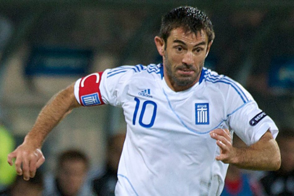 Georgos Karagounis, volante del Fulham inglés, es quien más ha jugado con la selección. Suma 135 partidos.  / AFP