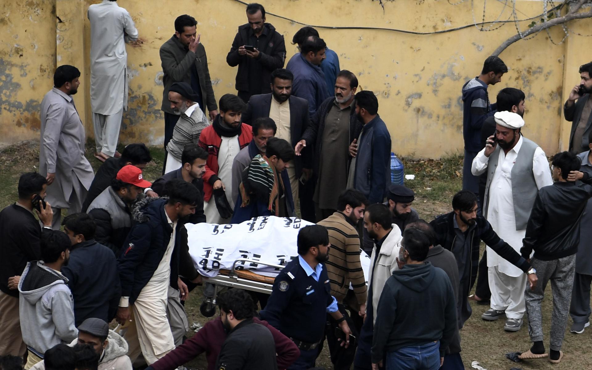 Luto en Pakistán tras atentado suicida en mezquita: más de 30 muertos y 160 heridos