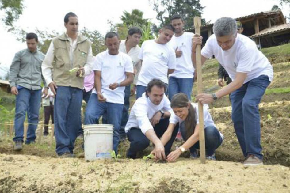 El alcalde de Medellín, Federico Gutiérrez Zuluaga, la primera dama, Margarita Gómez Marín y el secretario de Inclusión Social, Luis Bernardo Vélez Montoya, en la inauguración de la granja./ Alcaldía de Medellín. 