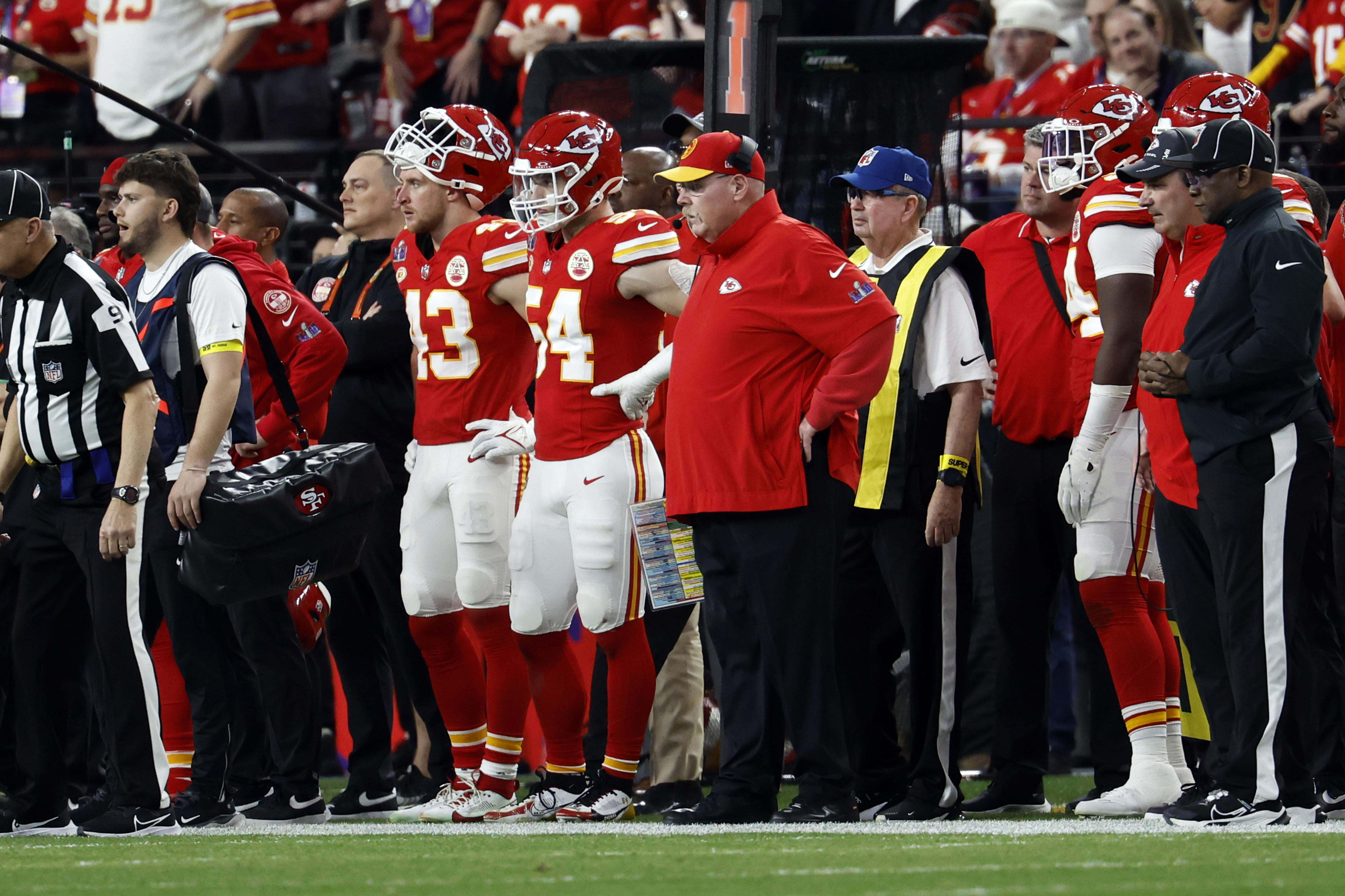 Las Vegas (United States), 12/02/2024.- Kansas City Chiefs head coach Andy Reid (C) reacts during the first half of Super Bowl LVIII between the Kansas City Chiefs and the San Fransisco 49ers at Allegiant Stadium in Las Vegas, Nevada, USA, 11 February 2024. The Super Bowl is the annual championship game of the NFL between the AFC Champion and the NFC Champion and has been held every year since 1967. EFE/EPA/JOHN G. MABANGLO