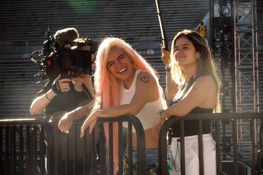 ¡Karol G paraliza Bogotá! Multitudes ya hacen fila en El Campín y hay trancón