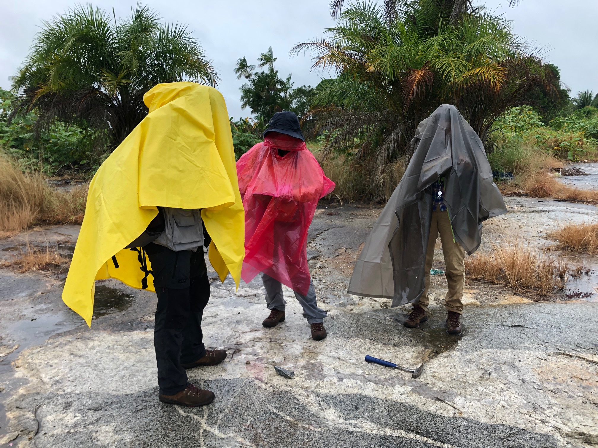 “Un fluido caliente entra como unos dedos que van abriendo espacio entre las rocas por donde la roca es más débil. La presión fue rompiendo la roca por donde fue entrando el líquido”, explica Gómez.
