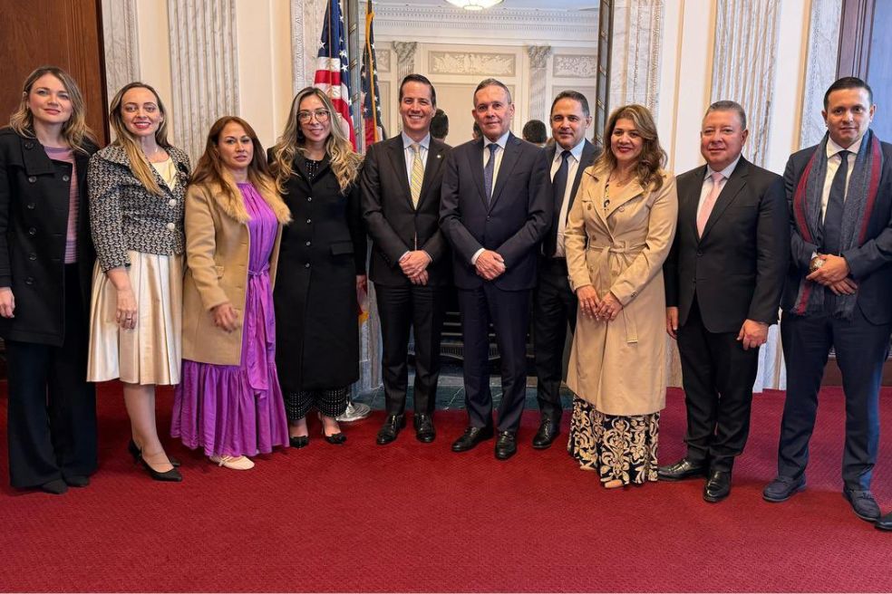 A Washington D.C. viajaron los senadores Efraín Cepeda (Conservador), Honorio Henríquez (Centro Democrático), Nicolás Echeverry (Conservador), Ana Paola Agudelo (Mira), Lorena Ríos (Colombia Justa Libres) y Berenice Bedoya (ASI) y las representantes Katherine Miranda (Alianza Verde) y Carolina Arbeláez (Cambio Radical).