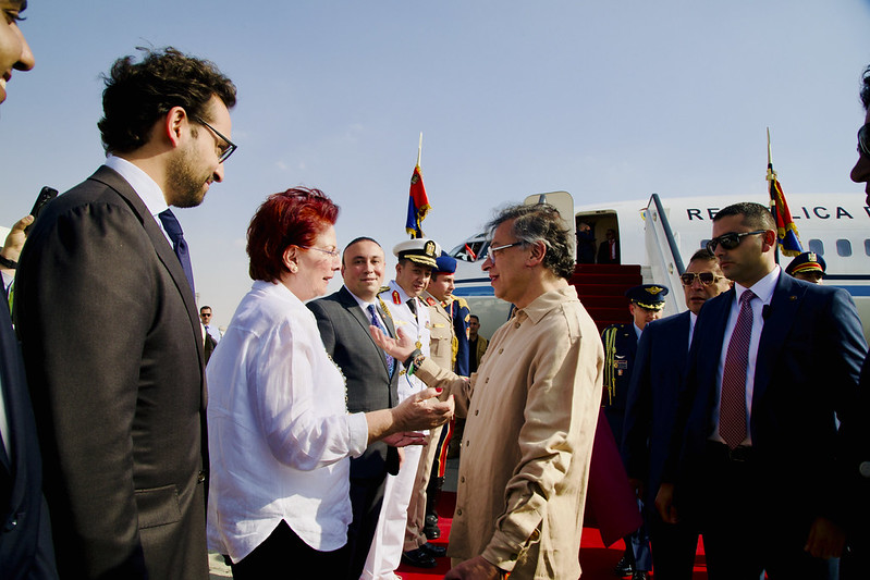 El presidente Gustavo Petro a su llegada a Egipto con la embajadora Luz Elena Martínez Kasab, psicóloga con maestría en Filosofía.