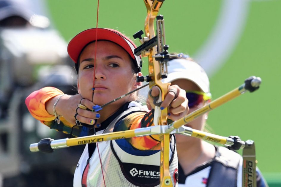 Carolina Aguirre durante uno de sus lanzamientos en los octavos de final de Tiro con arco. Foto: AFP