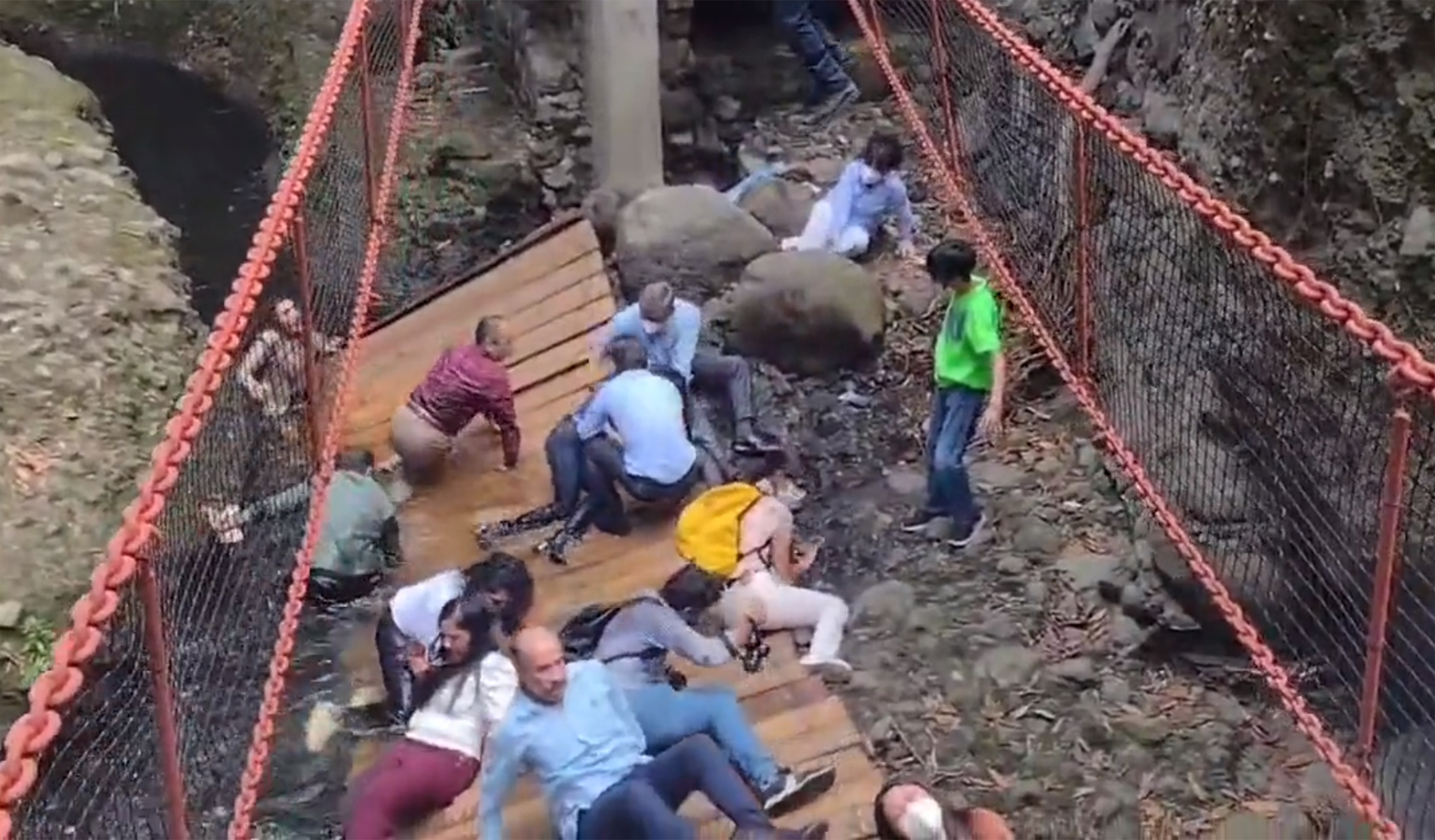 Se desplomó puente colgante por el que pasaba el alcalde de Cuernavaca (México)