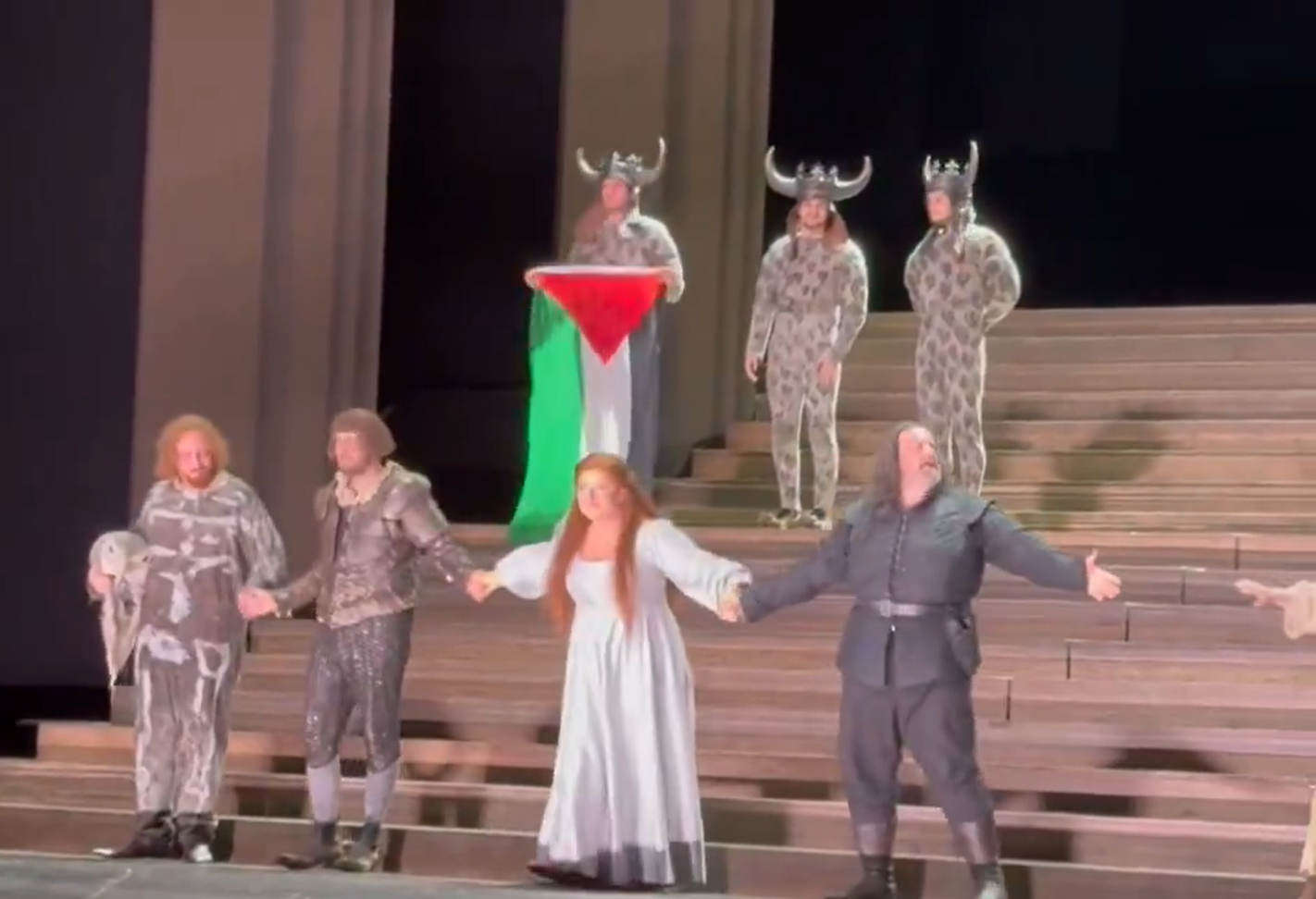 Bailarín protestó por la guerra en Palestina durante una presentación: video