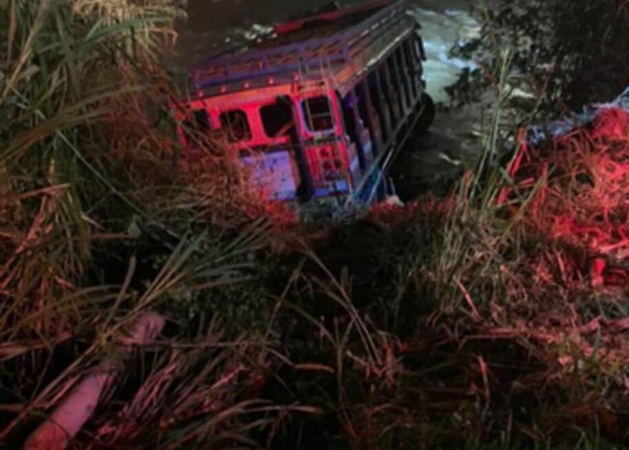 Chiva rumbera con 30 personas a bordo cayó al río Medellín