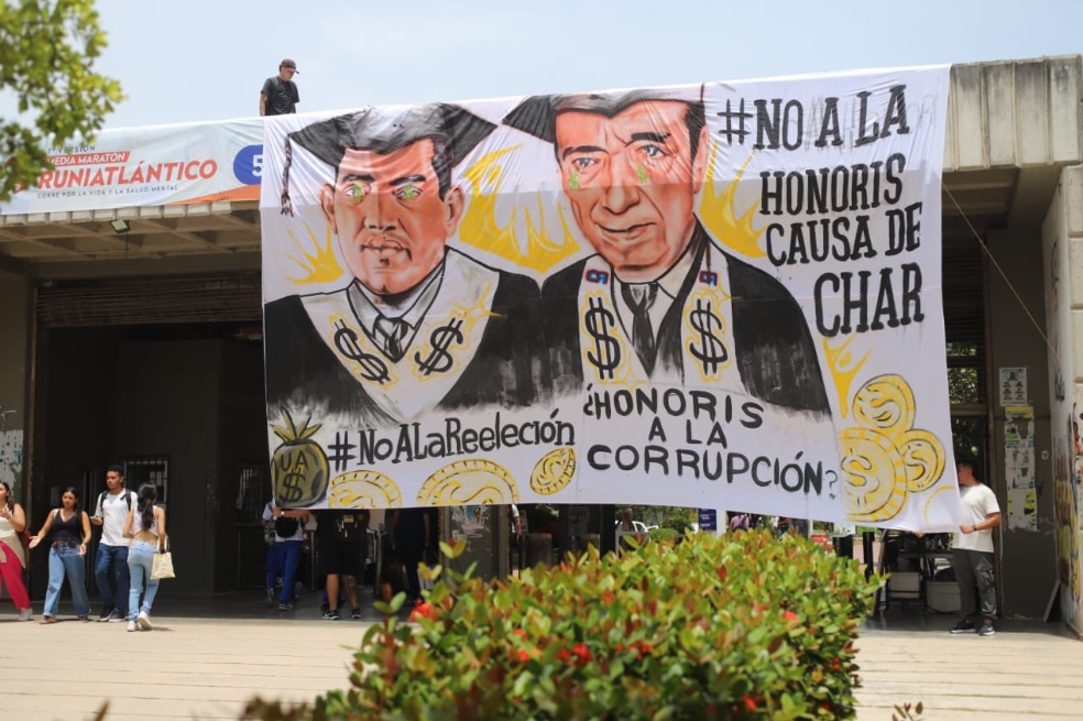 Integrantes de la comunidad universitaria extendieron una bandera gigante en contra la decisión de otorgarle un doctorado honoris causa en Ciencias Económicas, la máxima distinción de la academia, a Fuad Char.