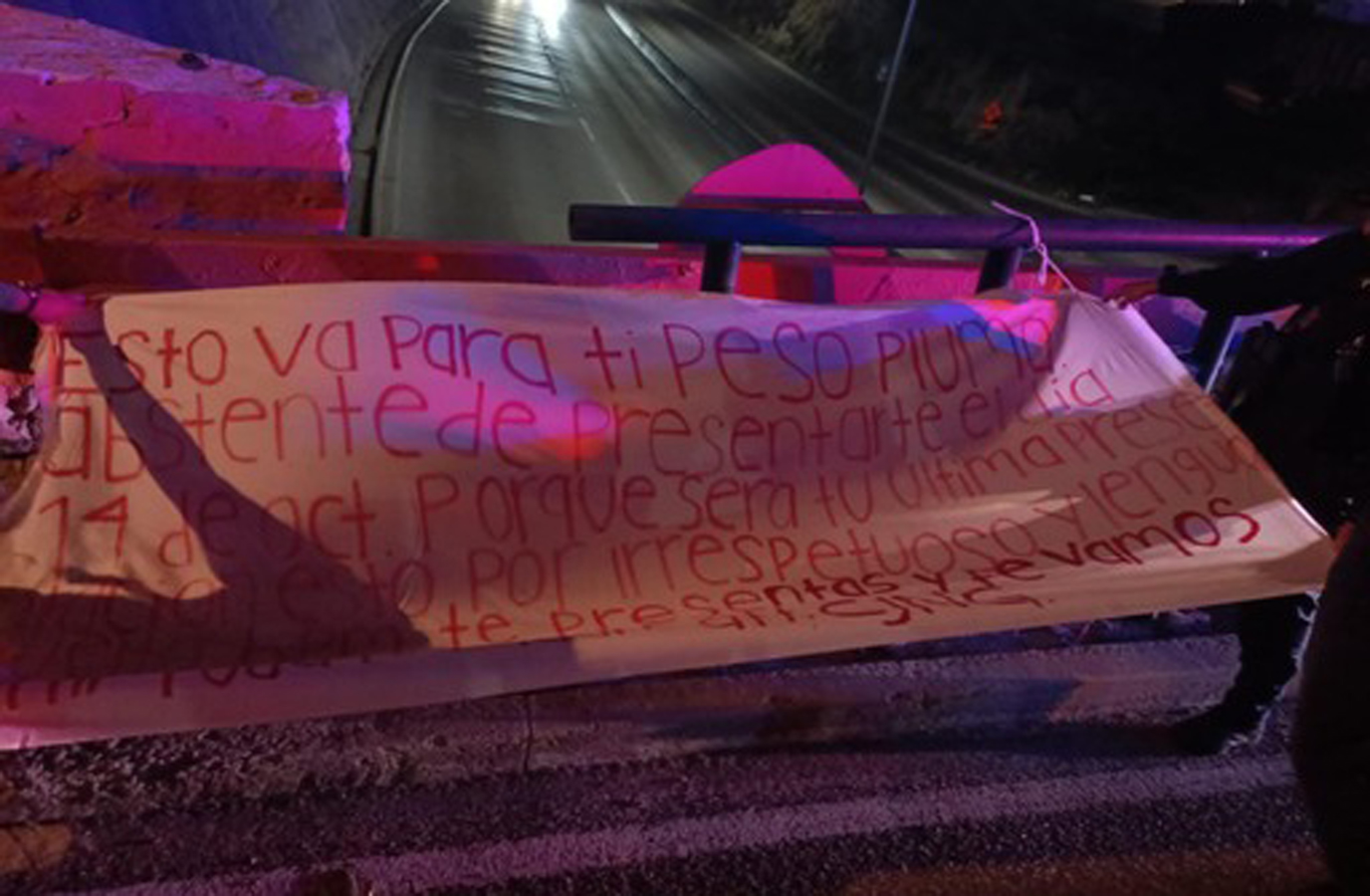 MEX5094. TIJUANA (MEXICO), 12/09/2023.- Fotografía que muestra una pancarta conocida como "narcomanta" dirigida al cantante de música regional Peso Pluma hoy, en la ciudad fronteriza de Tijuana (México). El reconocido artista mexicano de narcocorridos Peso Pluma fue amenazado de muerte este martes en la ciudad fronteriza de Tijuana, en el norteño estado de Baja California, presuntamente por el grupo del crimen organizado Cártel Jalisco Nueva Generación (CJNG), quienes dejaron tres "narcomantas" (lonas) en diversos puntos de la ciudad, a escasos kilómetros del puerto fronterizo de San Ysidro. EFE/ Joebeth Terríquez MÁXIMA CALIDAD DISPONIBLE