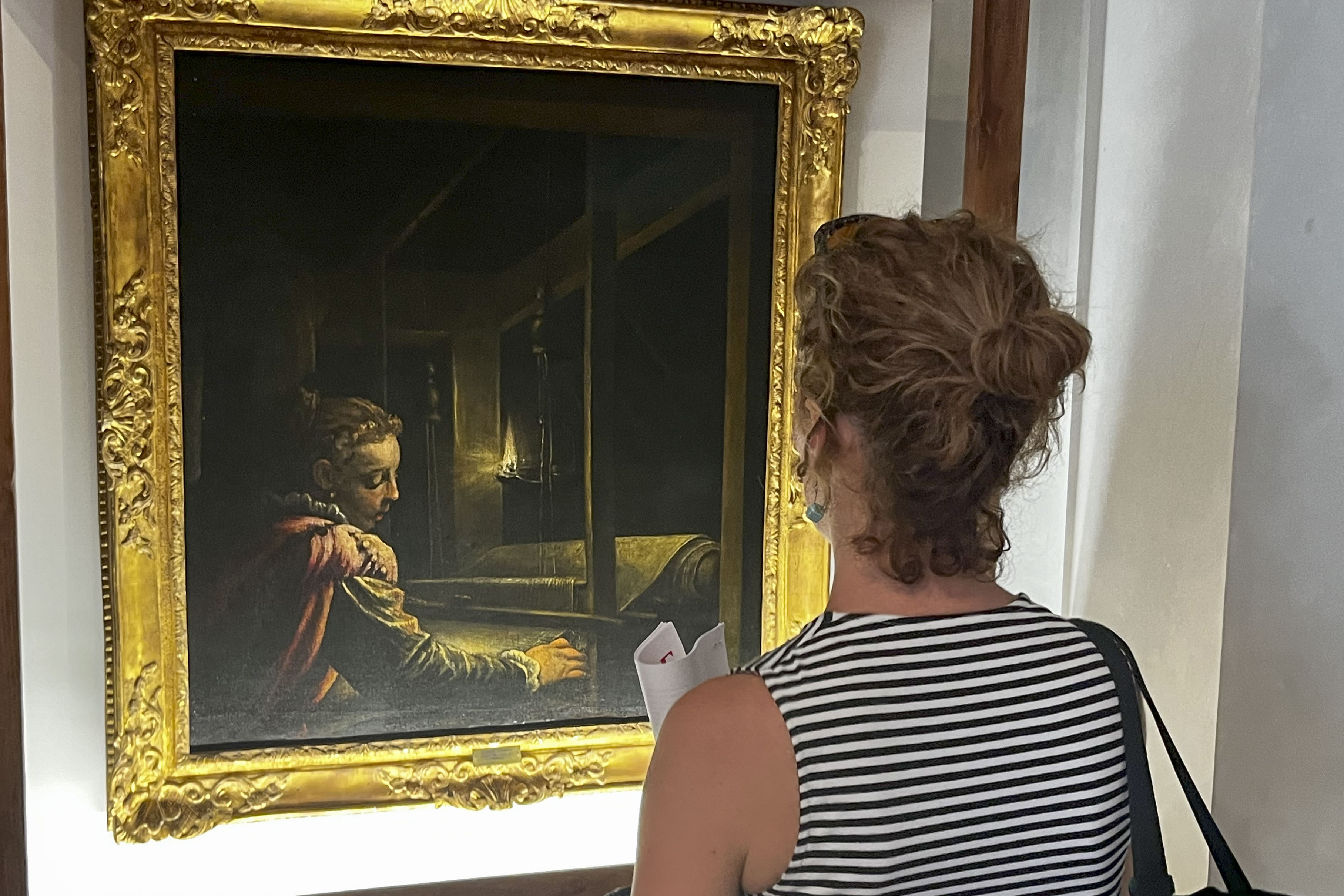 ROMA (ITALIA), 18/09/2024.- Una mujer observa una de las piezas expuestas en la exposición que los Foros de Roma han dedicado a Penélope, la heroína homérica esposa de Ulises en la Odisea, este miércoles en Roma (Italia). Penélope teje a la espera de Ulises... ante el Coliseo de Roma. La mítica reina de Ítaca protagoniza una muestra inédita en los Foros que, mediante restos arqueológicos y otras obras de arte, ahonda en su figura a lo largo de la historia y en su legado como símbolo de lealtad y voluntad en un mundo de hombres. EFE/ Gonzalo Sánchez