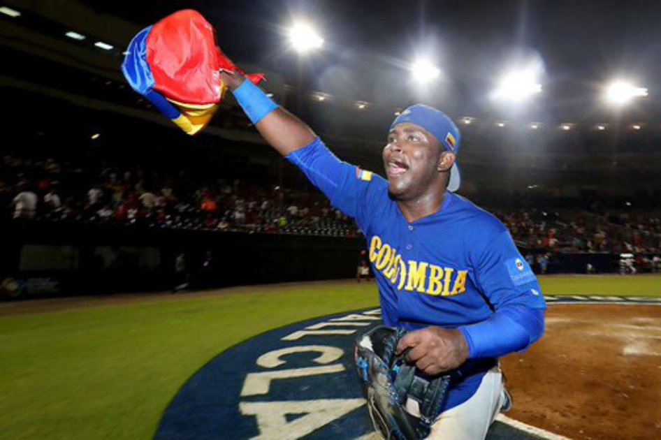 El beisbolista colombiano Dilson Herrera, tras el jonrón que le dio la victoria a la selección sobre Panamá.  / MLB