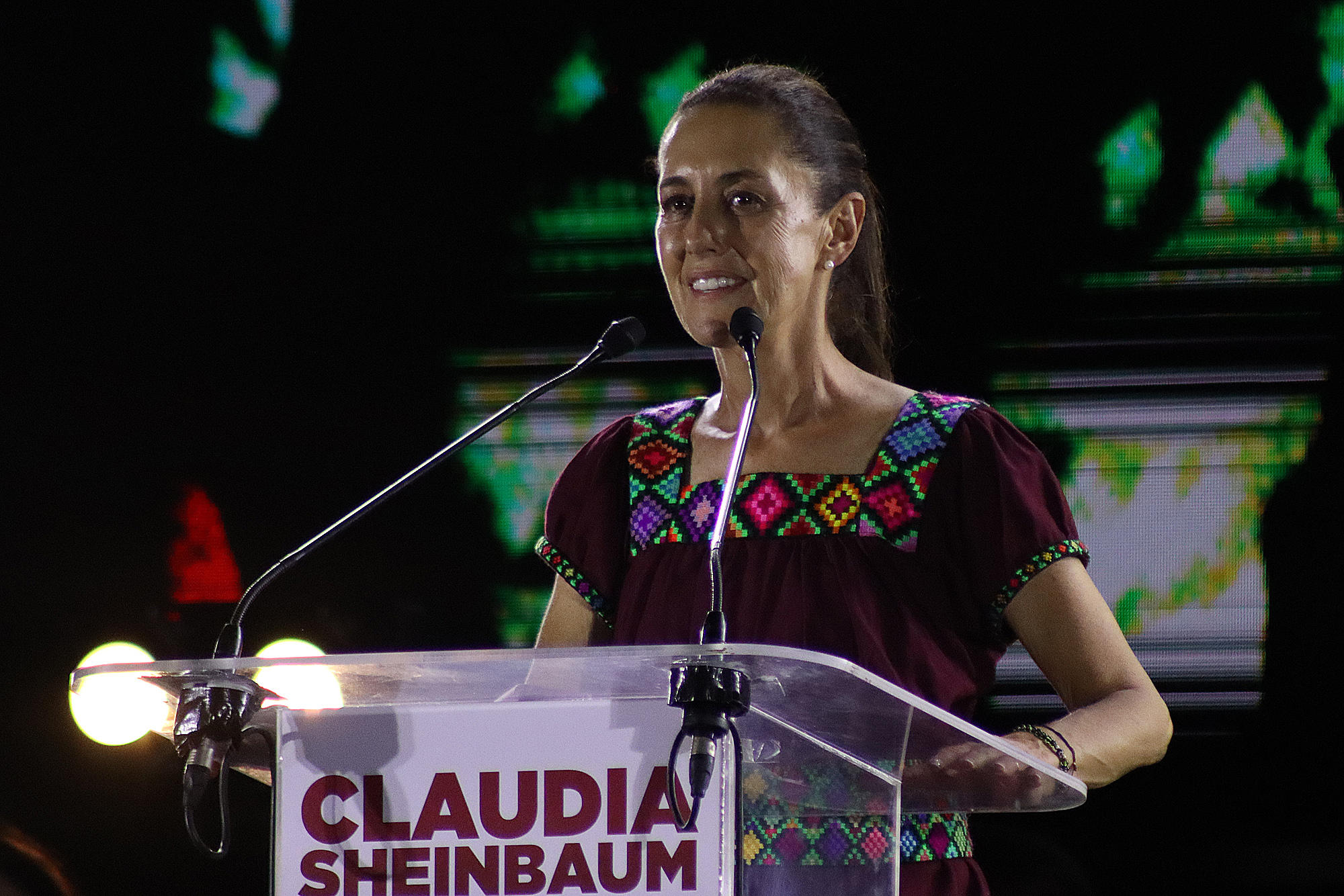 MEX5326. TAPACHULA (MÉXICO), 21/04/2024.- La candidata presidencial del oficialismo, Claudia Sheinbaum, habla durante un acto político este domingo en el municipio de Tapachula, en el estado de Chiapas (México). La candidata presidencial del oficialismo, Claudia Sheinbaum, expresó este domingo que busca que Tapachula, en la frontera sur de México, se considere la "capital de Centroamérica" con un plan de industrialización que también busca una migración "más humana". EFE/Juan Manuel Blanco