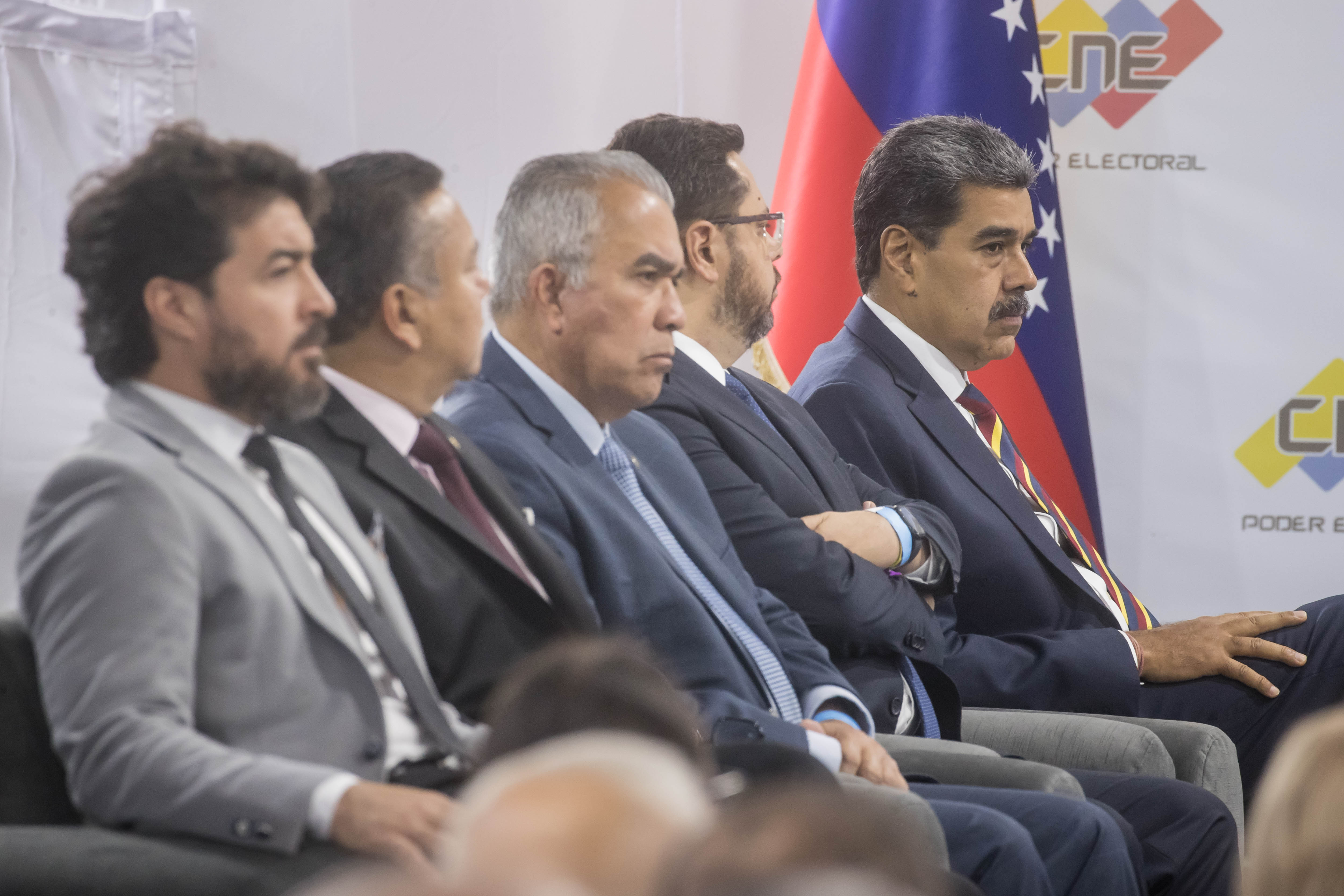 AME7435. CARACAS (VENEZUELA), 28/06/2024.- Los candidatos a la Presidencia de Venezuela de izquierda a derecha, Daniel Ceballos, Javier Bertucci, Luis Eduardo Martínez, Antonio Ecarri y Nicolás Maduro participan en un acto, el 20 de junio de 2024, en Caracas (Venezuela). A un mes de las elecciones presidenciales en Venezuela, las maquinarias de los principales candidatos -Nicolás Maduro y Edmundo González Urrutia- exhiben números según los cuales cada uno está más cerca de la victoria, tanto por el tamaño de sus organizaciones como por los apoyos estimados. EFE/ Miguel Gutiérrez