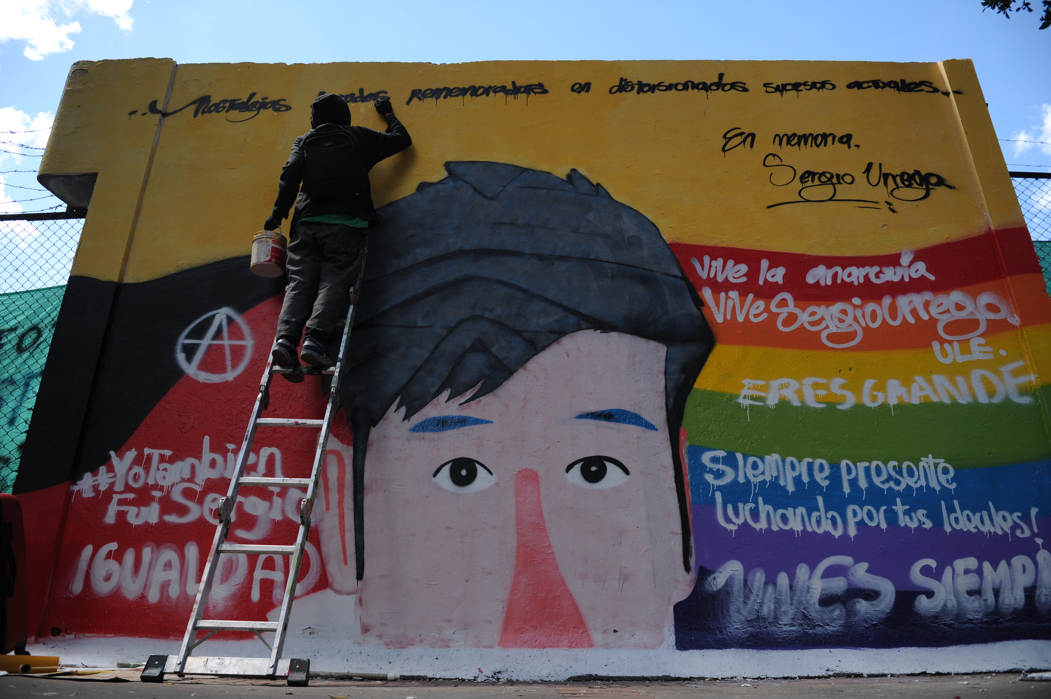 Mural en el centro de Bogotá, con el que se rinde homenaje al estudiante Sergio Urrego, quién se suicidó al ser víctima de homofobia en el Colegio Gimnasio Castillo Campestre, acto al que asistió su madre Alba Reyes.