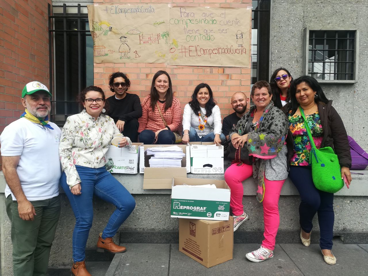 Campesinos y campesinas promoviendo la campaña de la tutela: "Para que el campesino cuente, tiene que ser contado".