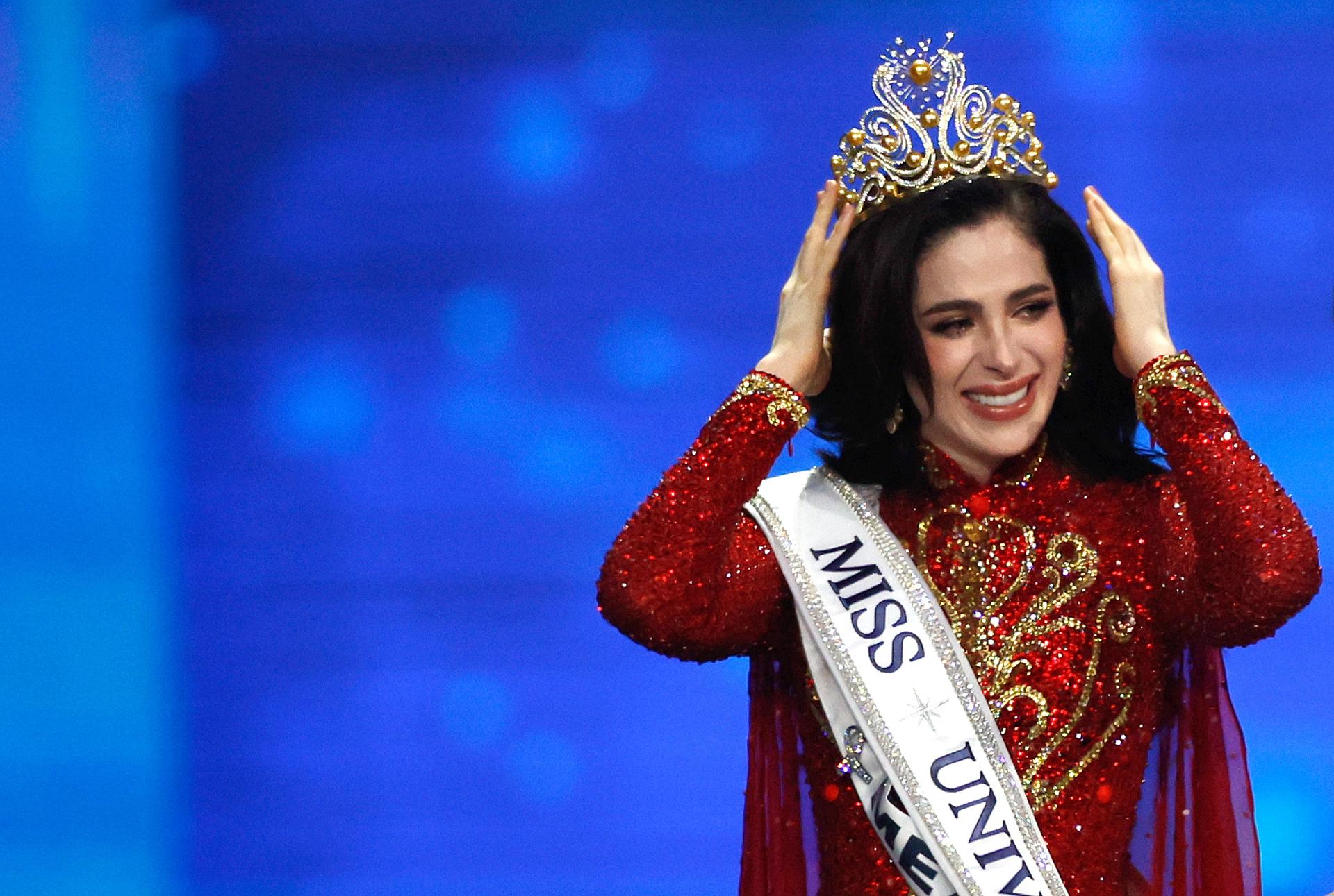 Miss Universo se pronuncia tras desmayo que sufrió en pleno desfile. ¿Qué dijo Fátima Bosch?