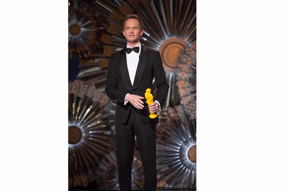 Neil Patrick Harris, presentador de los Óscar, sosteniendo una de las estatuillas falsas que se les entregaron en broma a los perdedores de la noche. /Cortesía