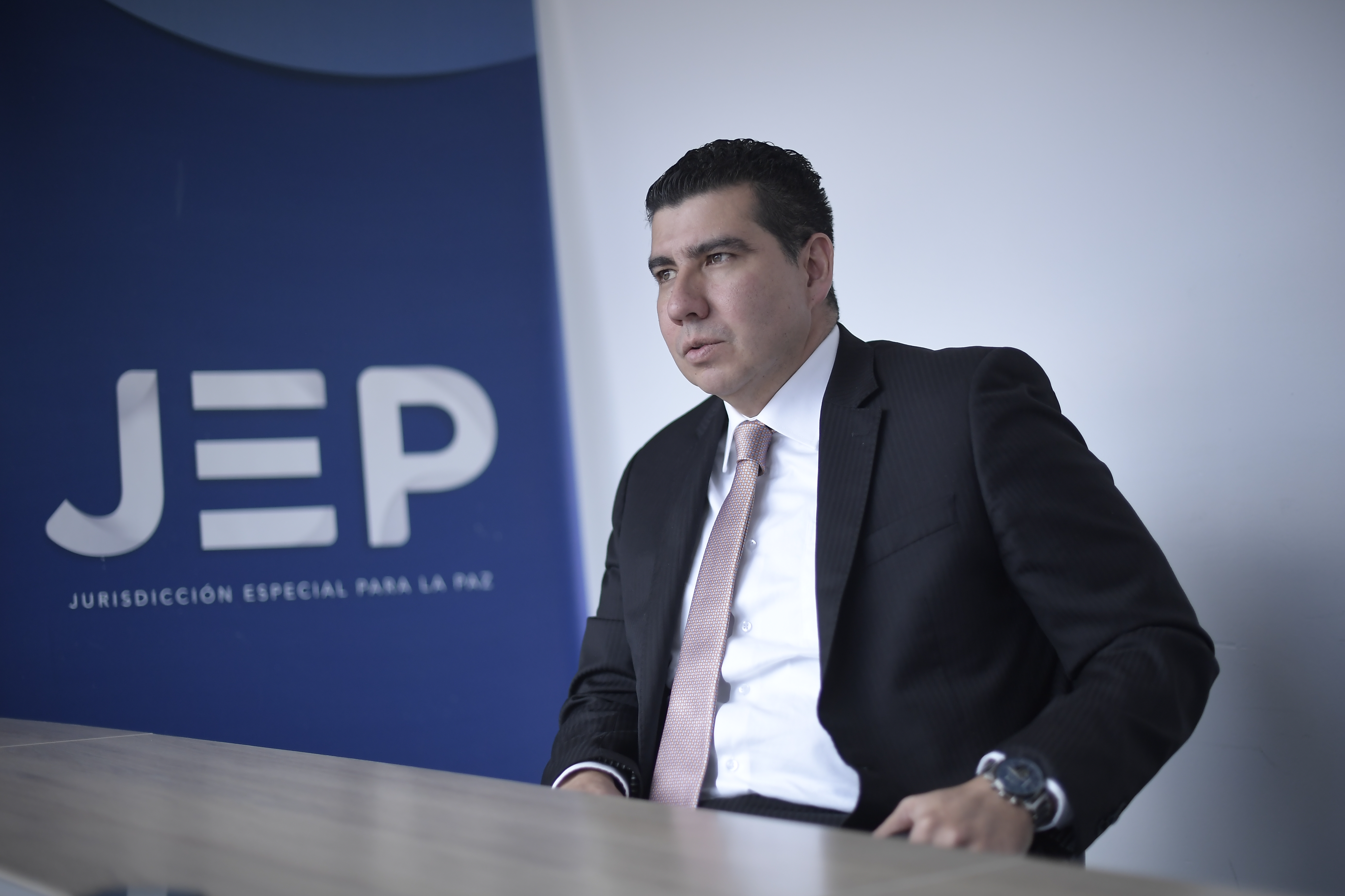 Debemos seguir hablando de falsos positivos por las víctimas: magistrado de la JEP