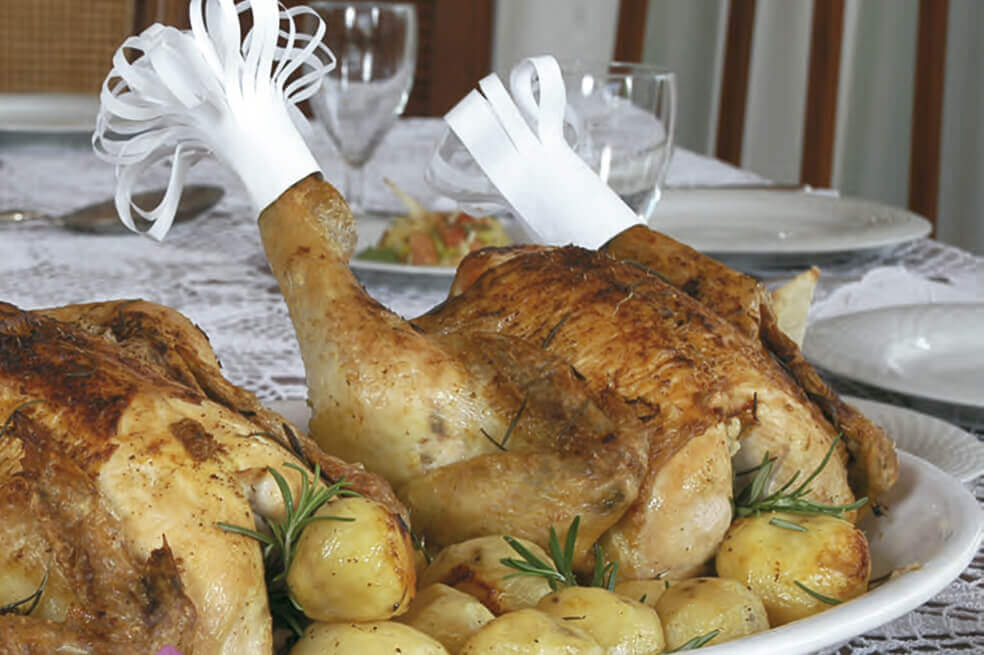 Pollo al horno con romero y salsa de crema agria con limón