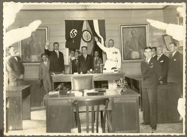 De izquierda a derecha: El Cónsul Alemán Marín Skawronki, el Personero Municipal señor Martínez Velasco y nuestro personaje el Capitán Günther Lütjens, en el Cabildo de Cali, al momento que los germanos son declarados huéspedes de honor. / Archivo Particular - Revista Épocas. / Archivo Particular