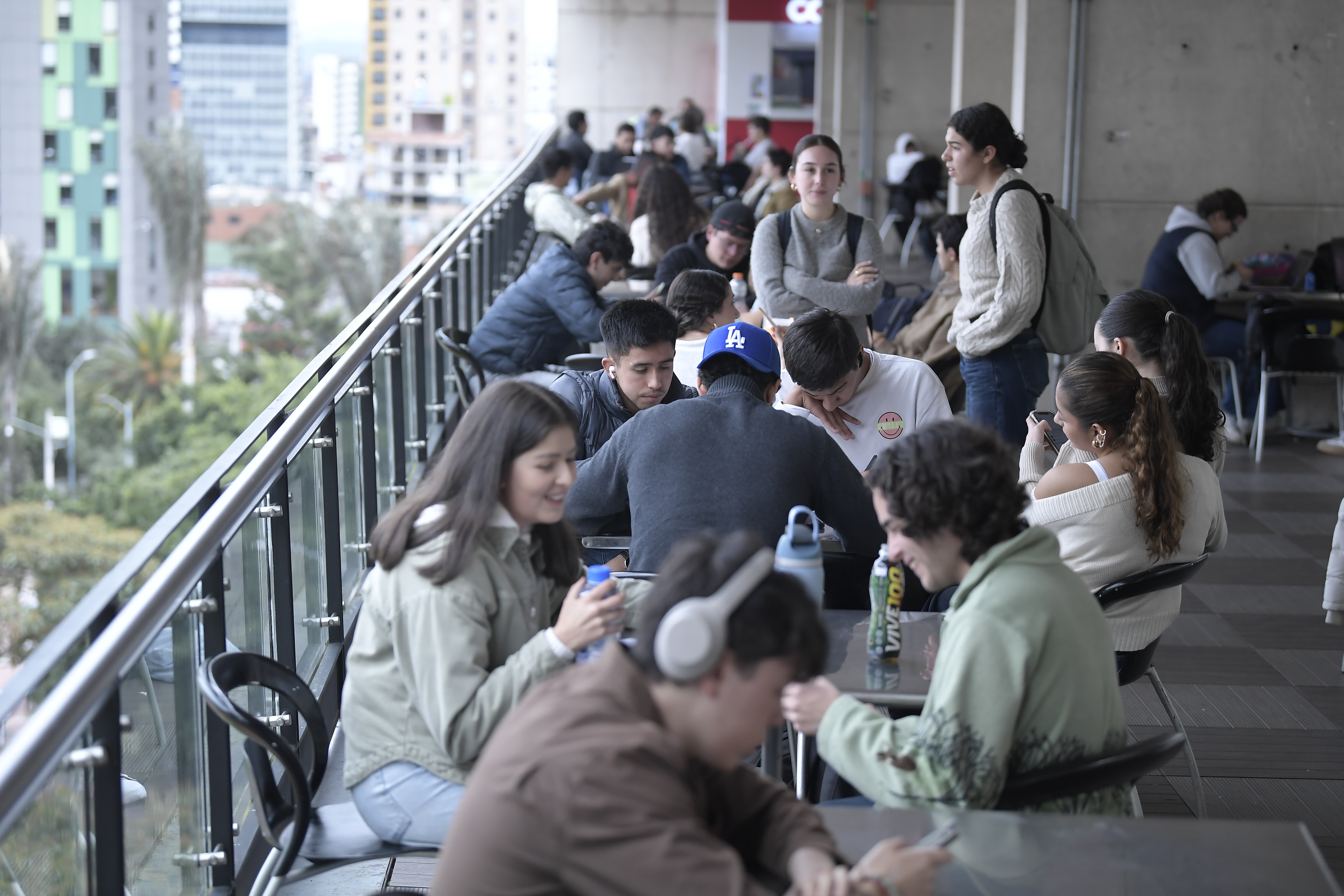 Estudiantes en el campus universitario.
