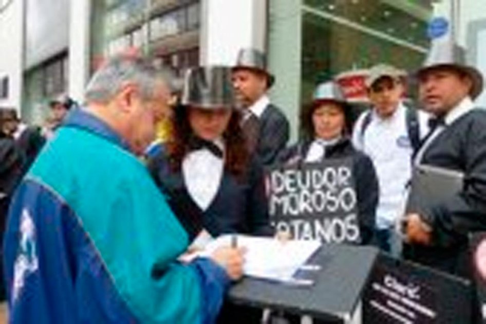 Bogotanos firman carta para que Claro preste un mejor servicio