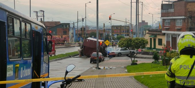 Camión cargado con sustancia peligrosa se volcó en el centro de Bogotá